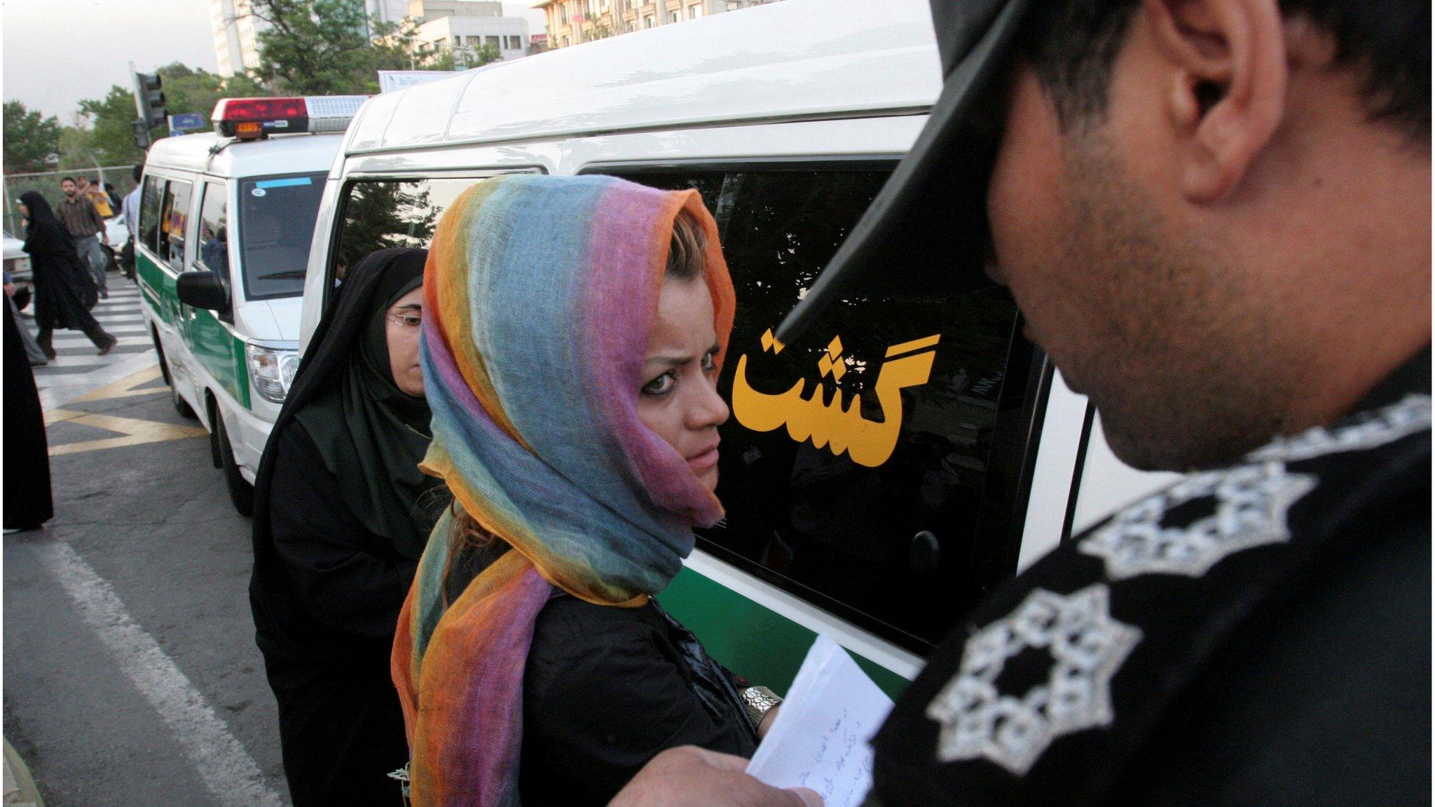 Morality police officer questions Iranian woman (file photo)