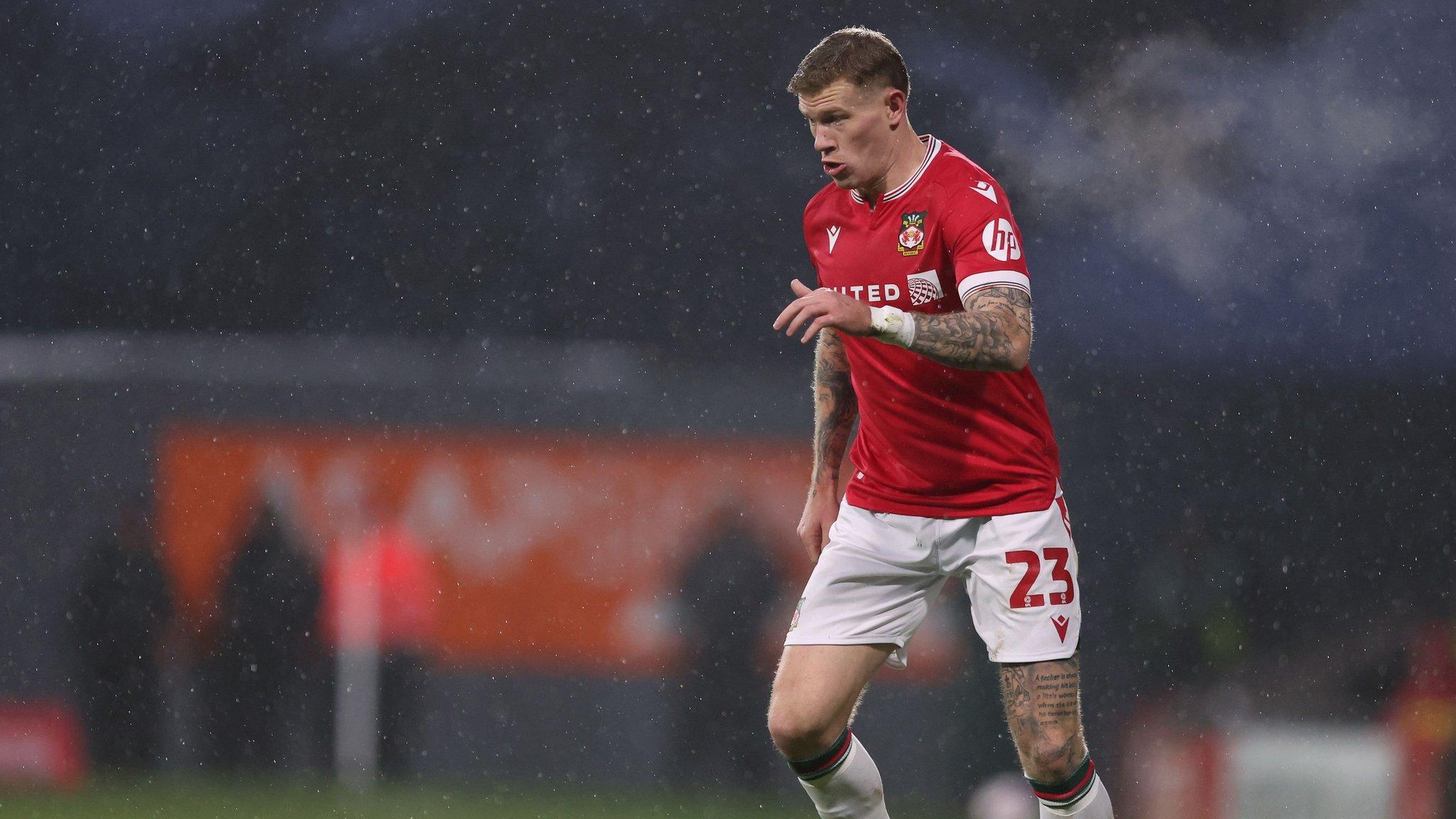 Chwaraewr wrecsam James McClean