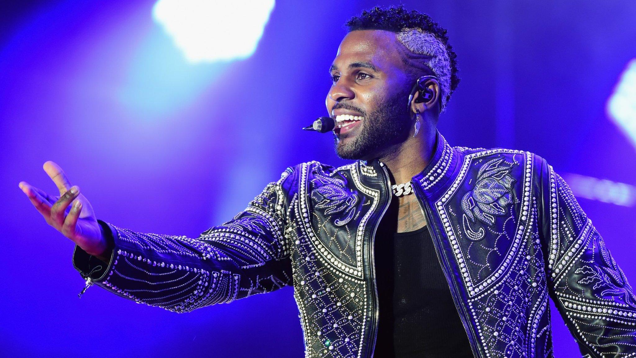 Jason Derulo performing