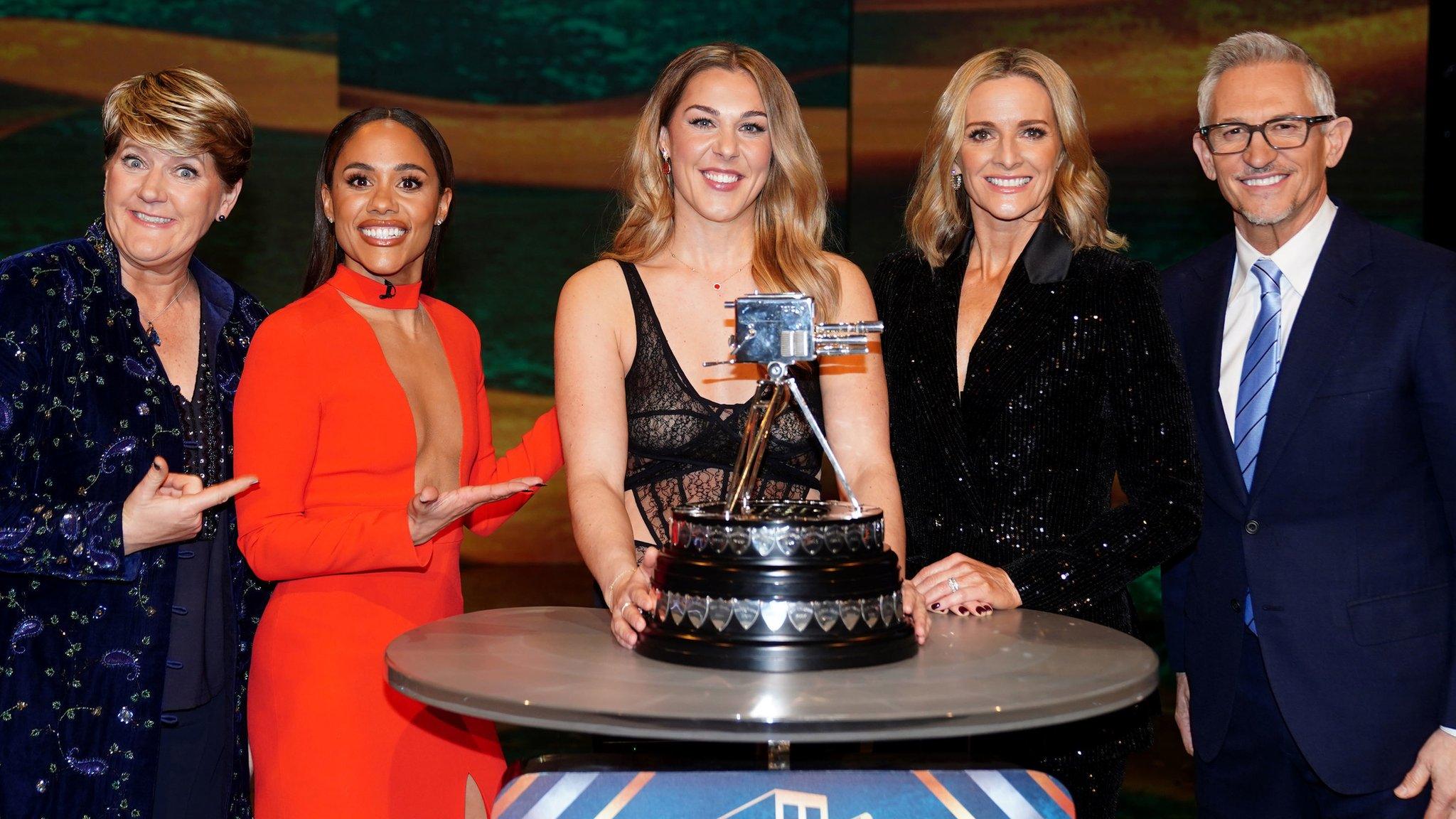 Mary Earps (centre) poses with the trophy after winning ˿ Sports Personality of the Year alongside presenters Clare Balding (left), Alex Scott (second left), Gabby Logan (second right) and Gary Lineker