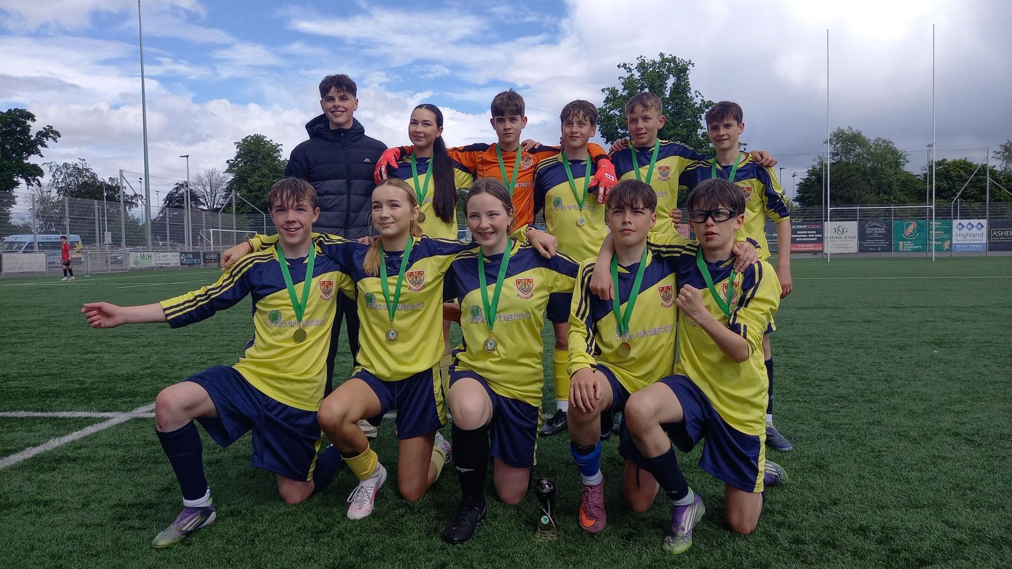 Sgioba ball-coise Sgoil MhicNeacail leis na buinn a fhuair iad às dèidh dhaibh Cuach nan Àrd-sgoiltean a ghlèidheadh