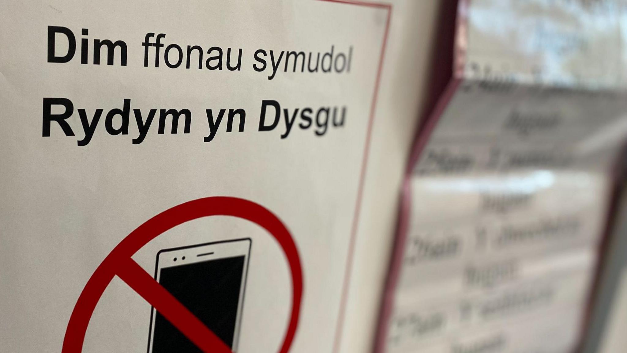 Poster yn dweud dim ffonau symudol yn yr ystafell ddosbarth