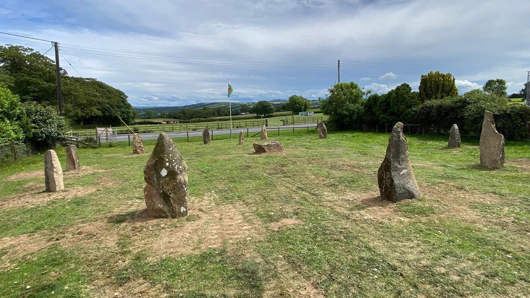 Mae'r cylch yn cynnwys 12 o feini glas bro'r Preseli 