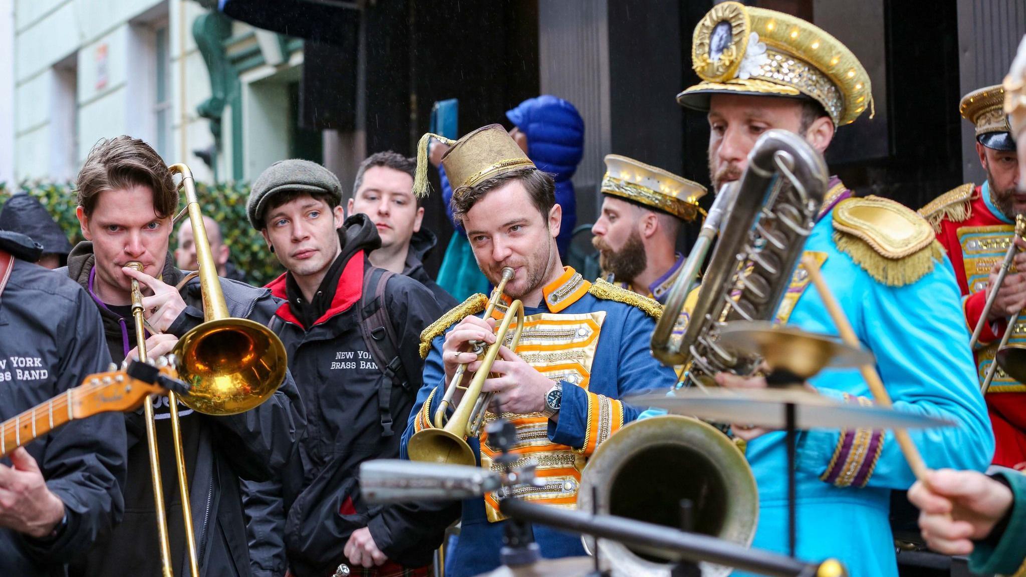 street perfomers at city of derry jazz festival