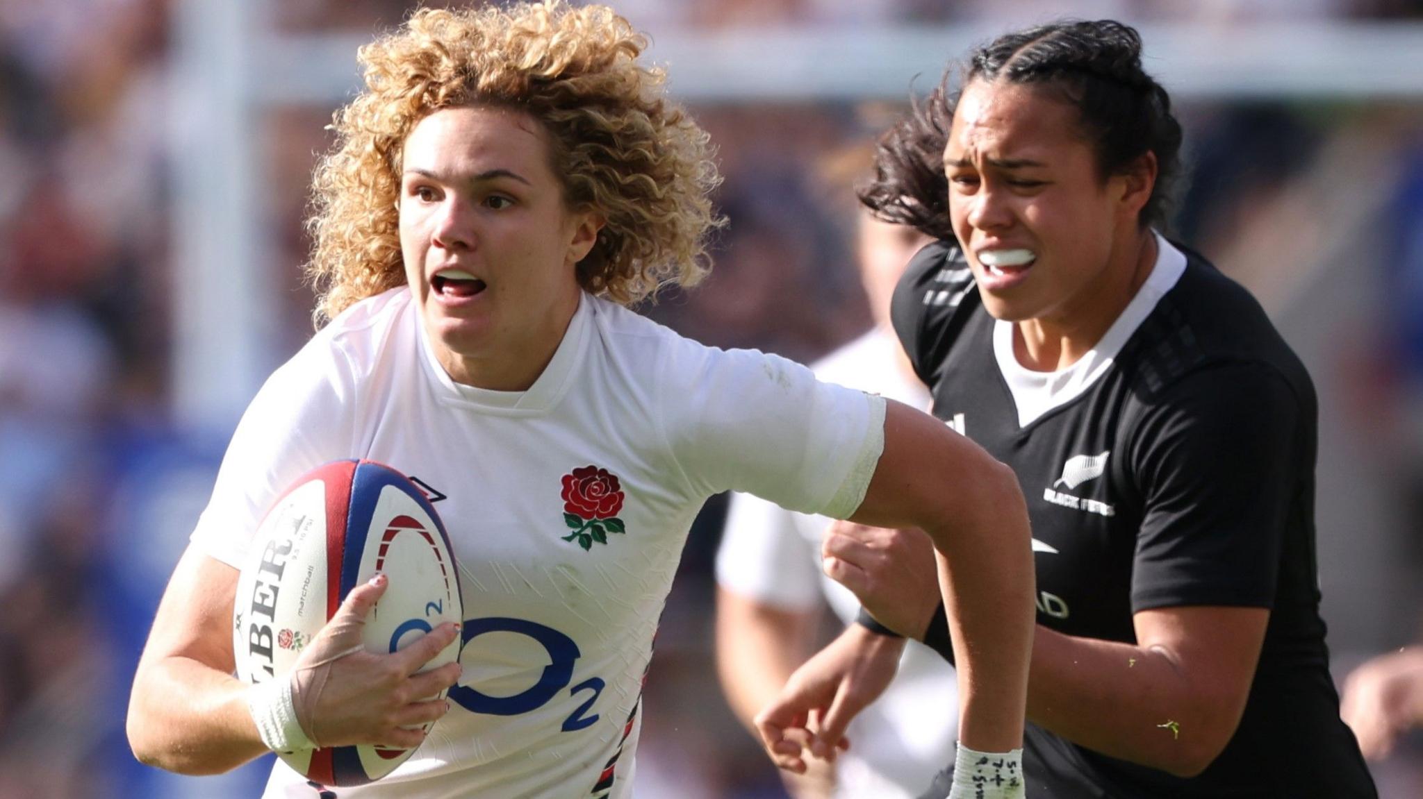 Ellie Kildunne is chased by a New Zealand player