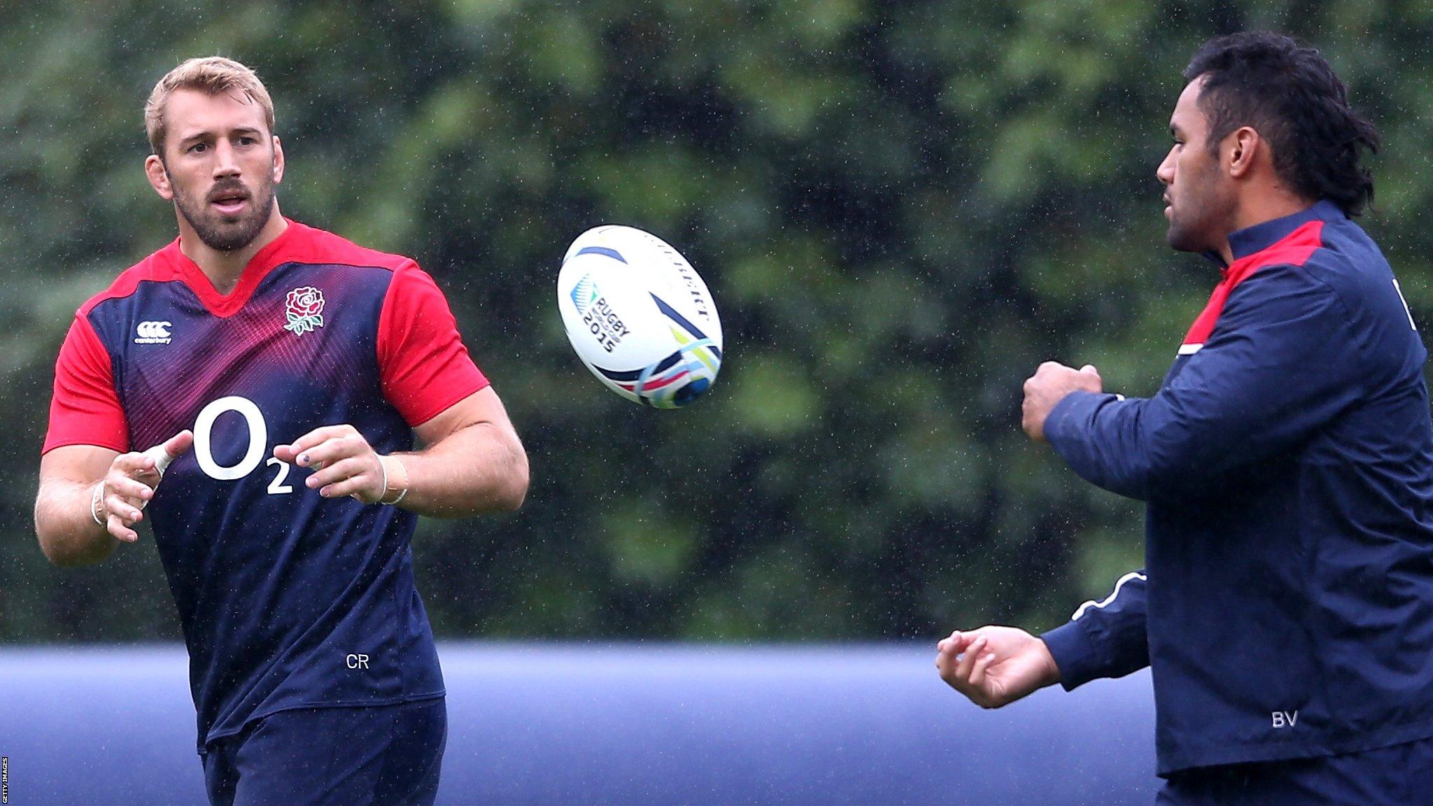 Billy Vunipola passes to Chris Robshaw