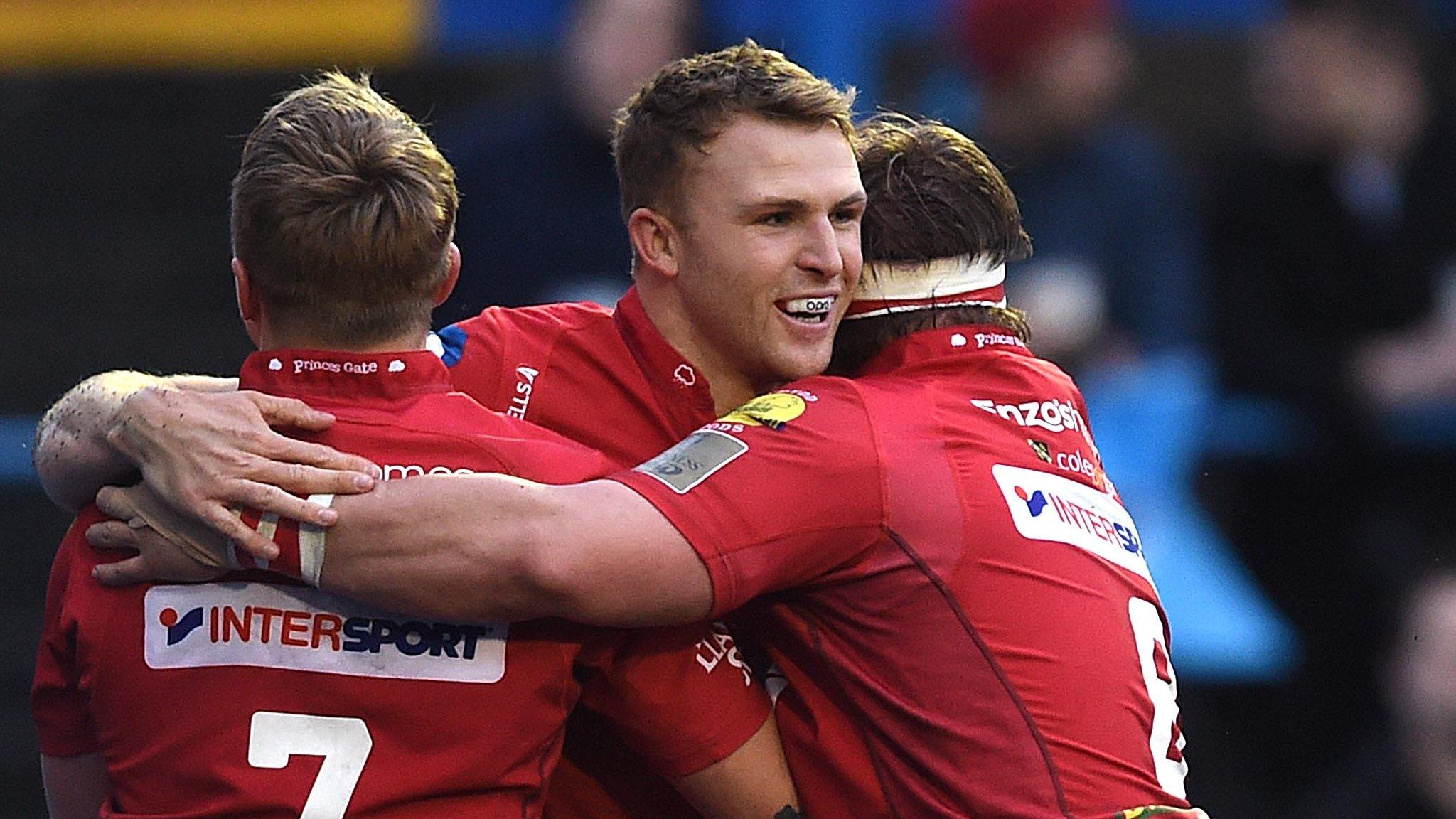 Tom Prydie celebrates with his Scarlets team-mates