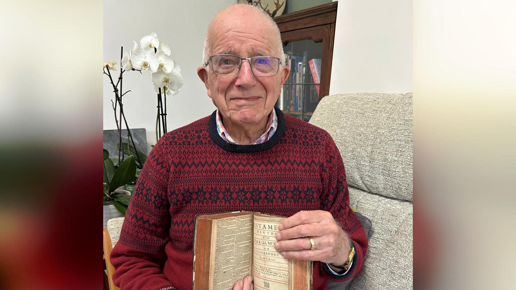 Gerald Morgan o Aberystwyth â Beibl prin Oliver Cromwell