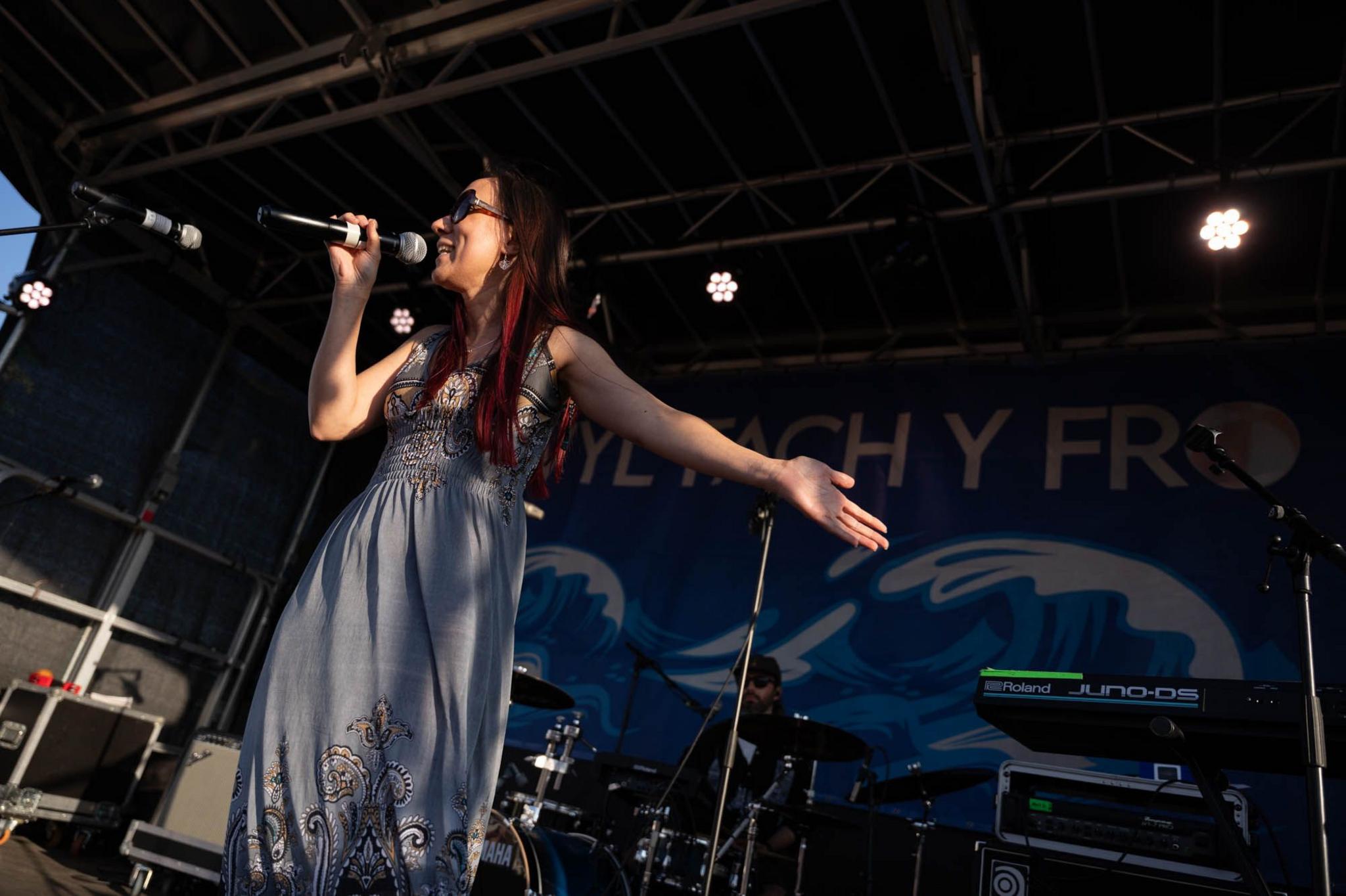 Angharad Rhiannon yng Ngŵyl Fach y Fro