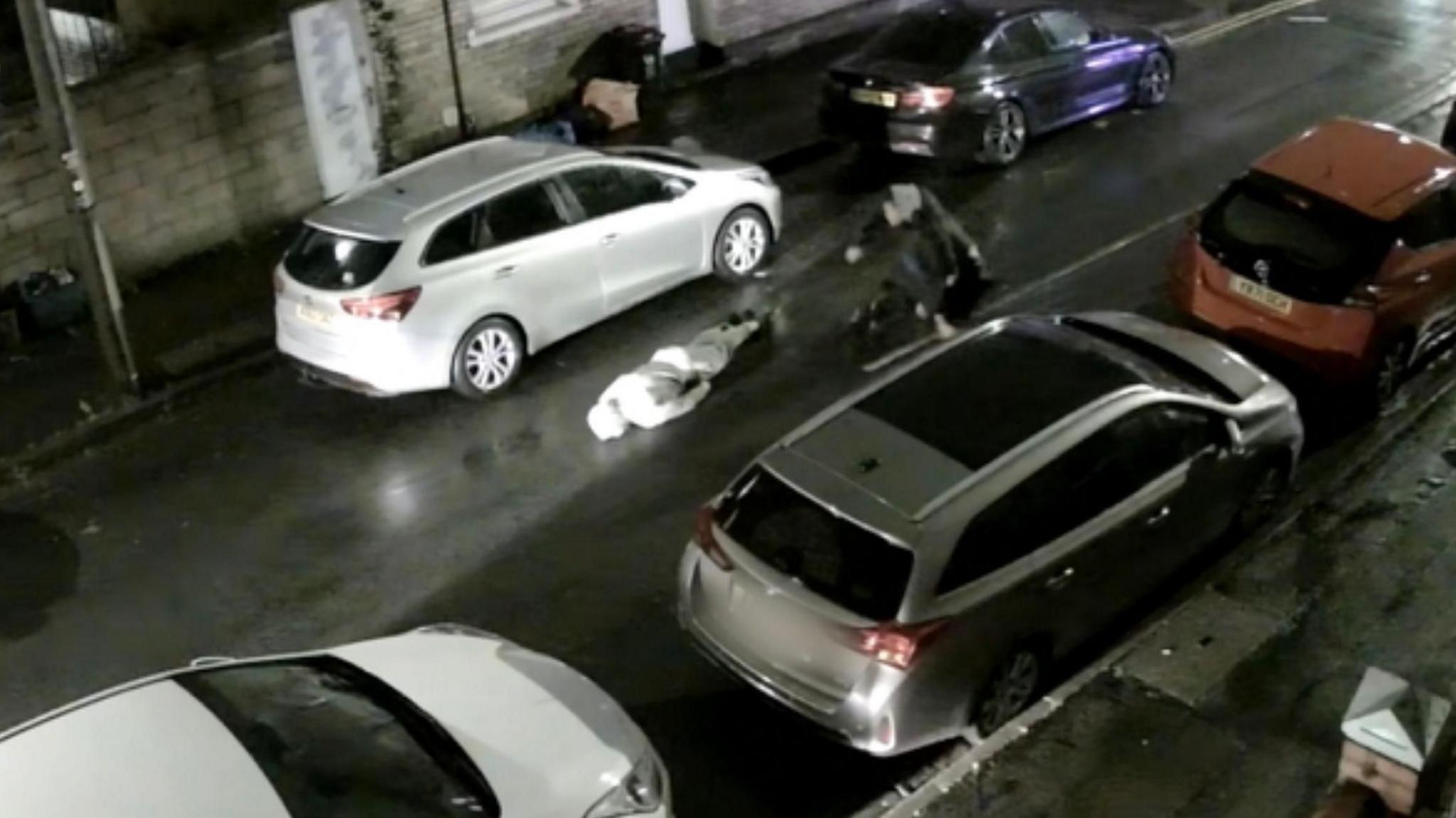 Deunydd CCTV o Sam Bevan yn cael ei daro gan y beic