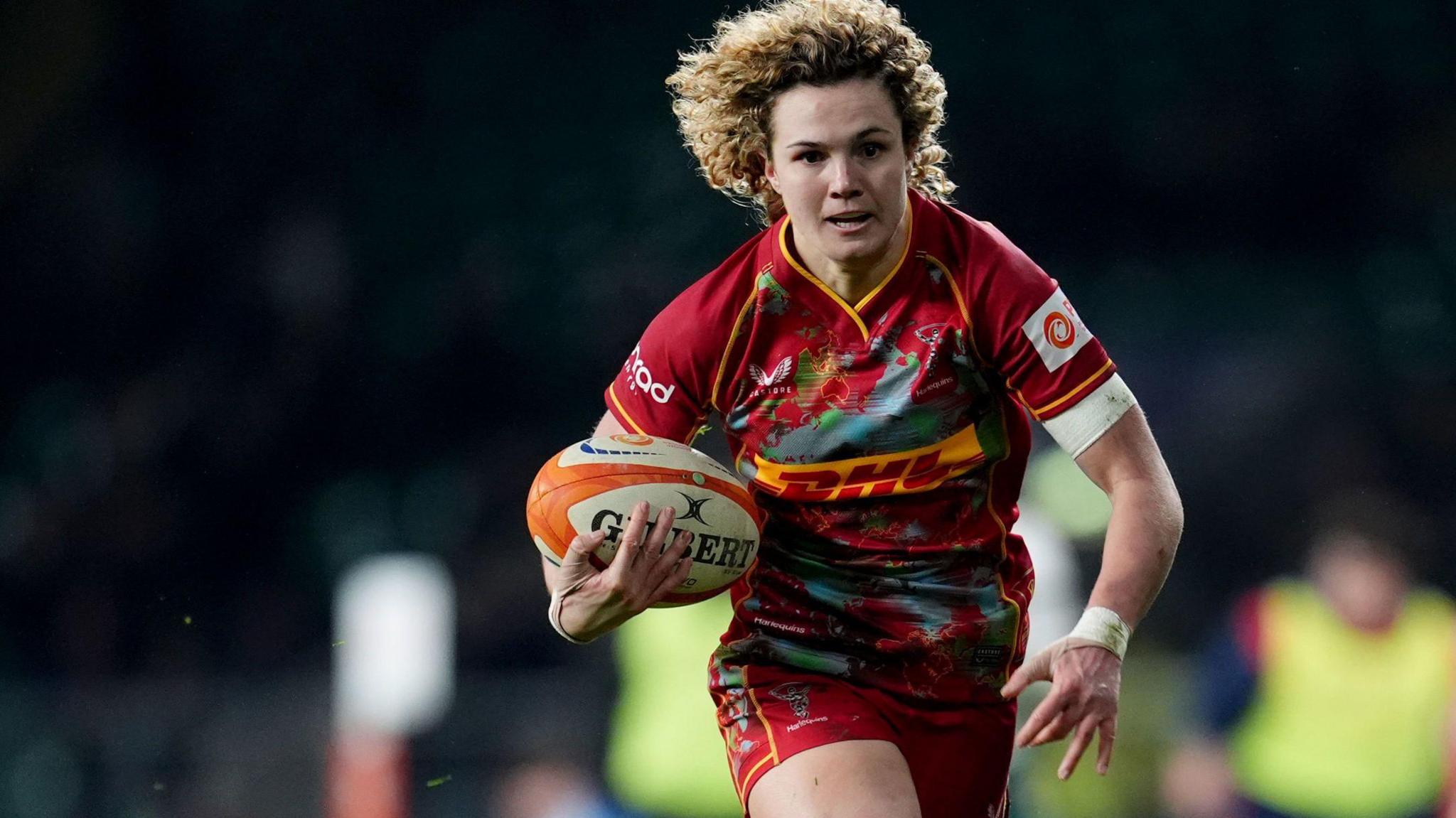 Ellie Kildunne carries the ball for Harlequins