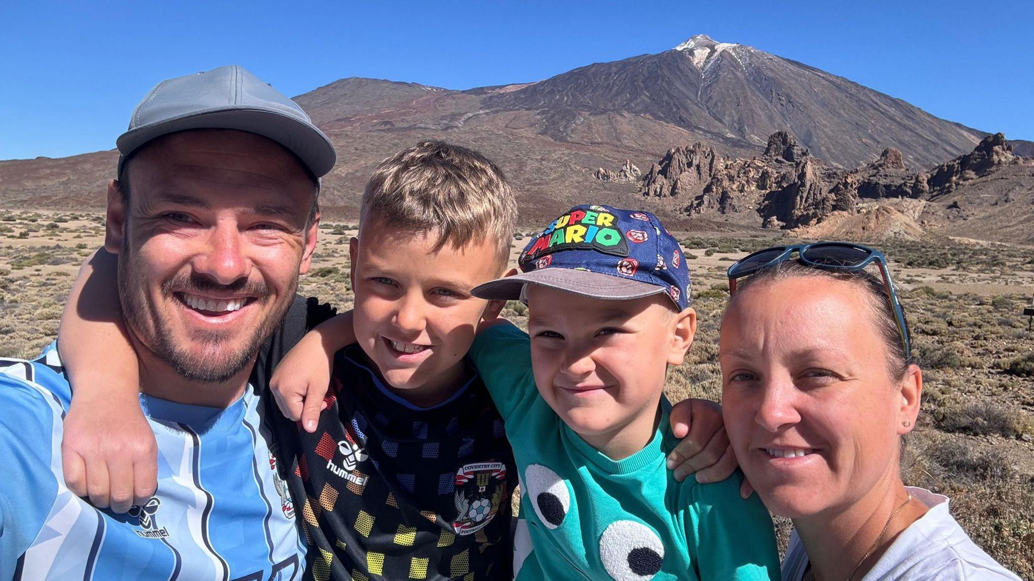 Laura, ei gŵr Gareth a'i meibion Macesn a Celt ar wyliau yn Tenerife