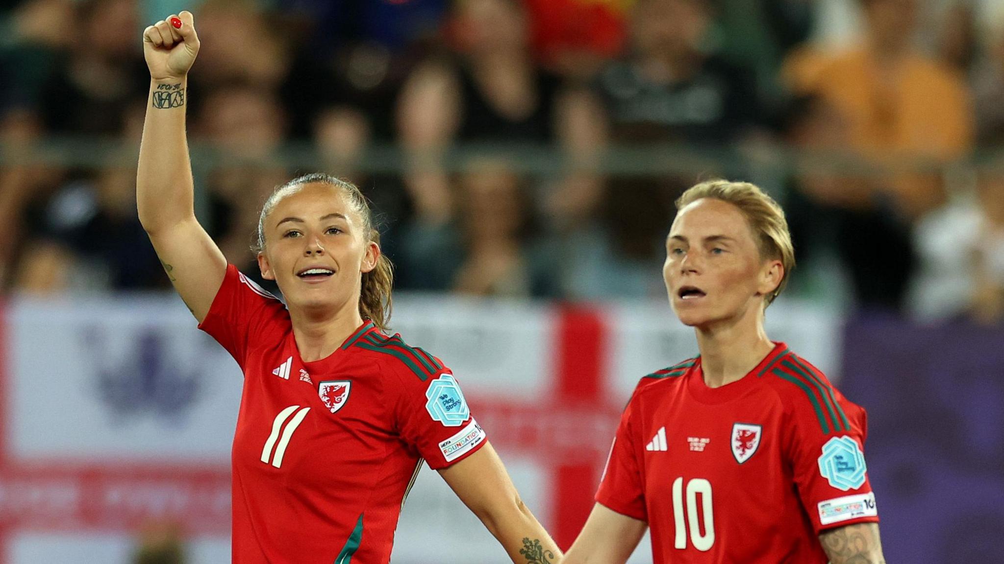 Hannah Cain (chwith) sgoriodd wedi gwaith da Jess Fishlock