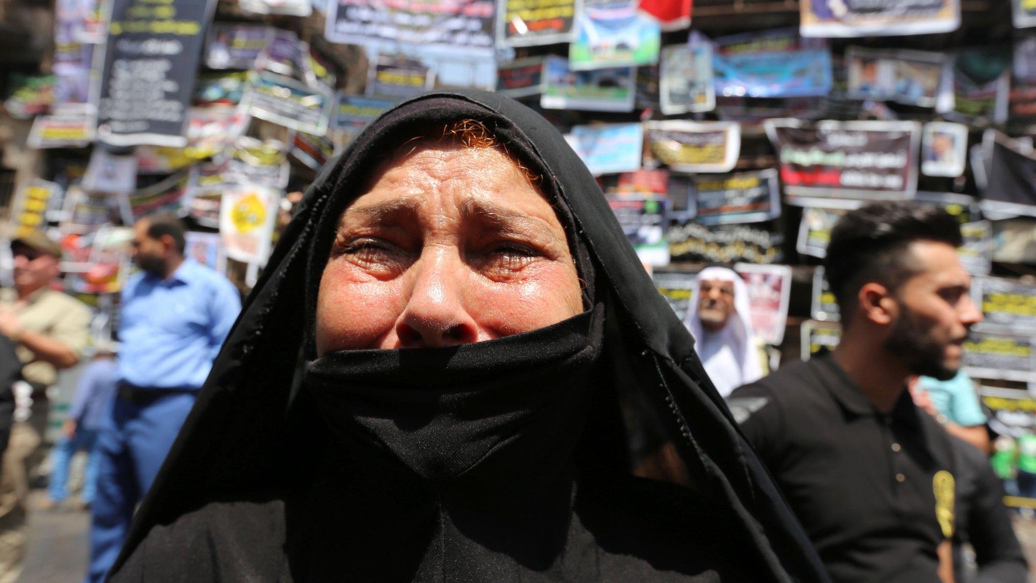 Iraqi woman weeps at the scene of a suicide bombing in Baghdad's Karrada district (7 July 2016)