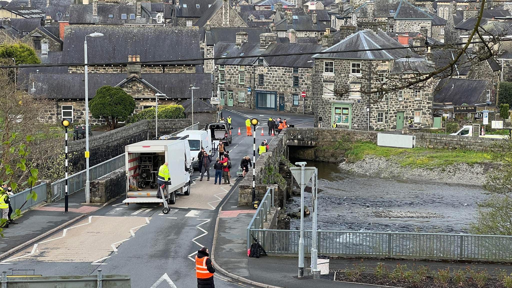 Mae'r bont yn Nolgellau wedi bod ar gau am rai cyfnodau i'r criw ffilmio