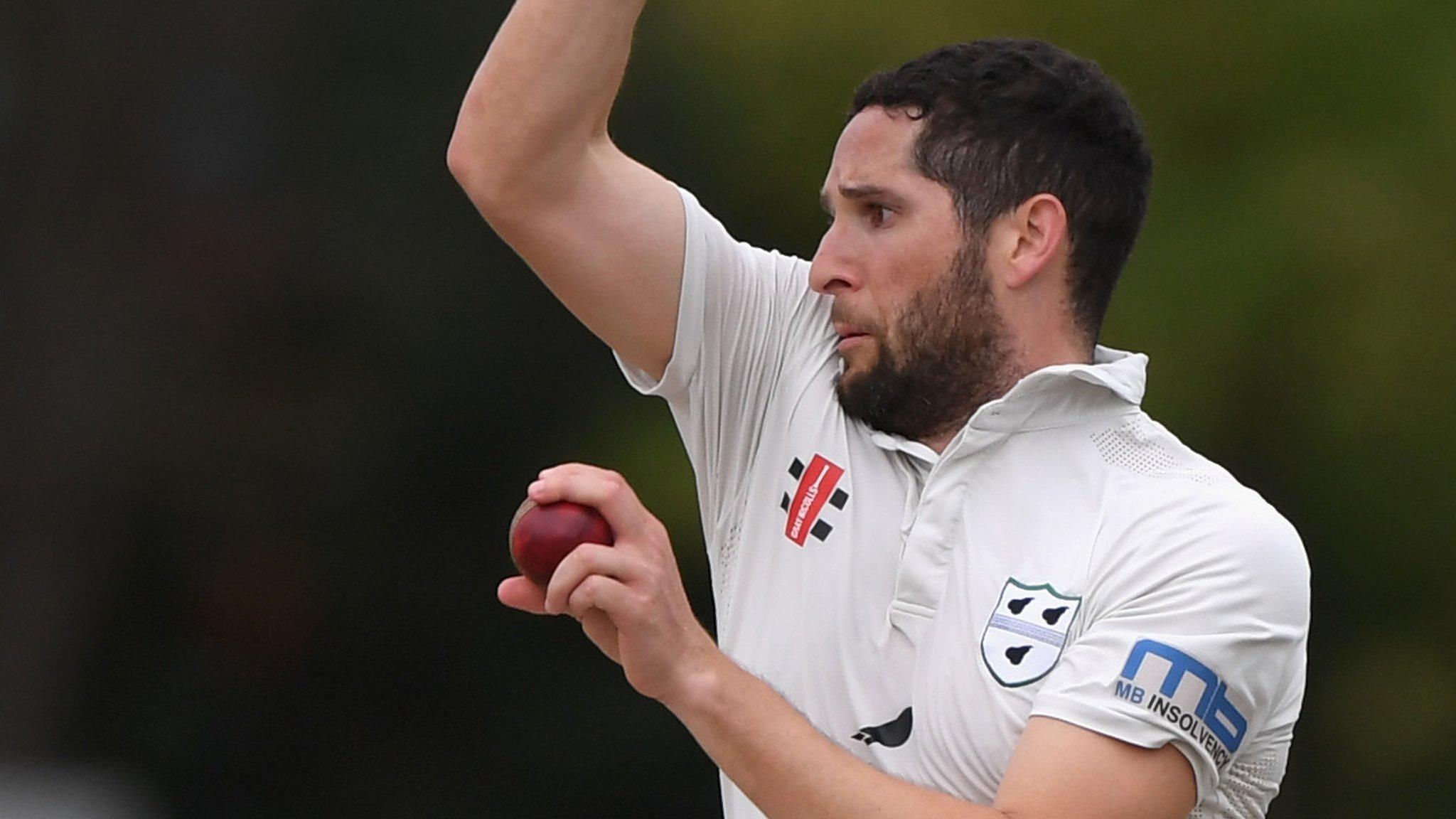 Wayne Parnell bowling for Worcestershire