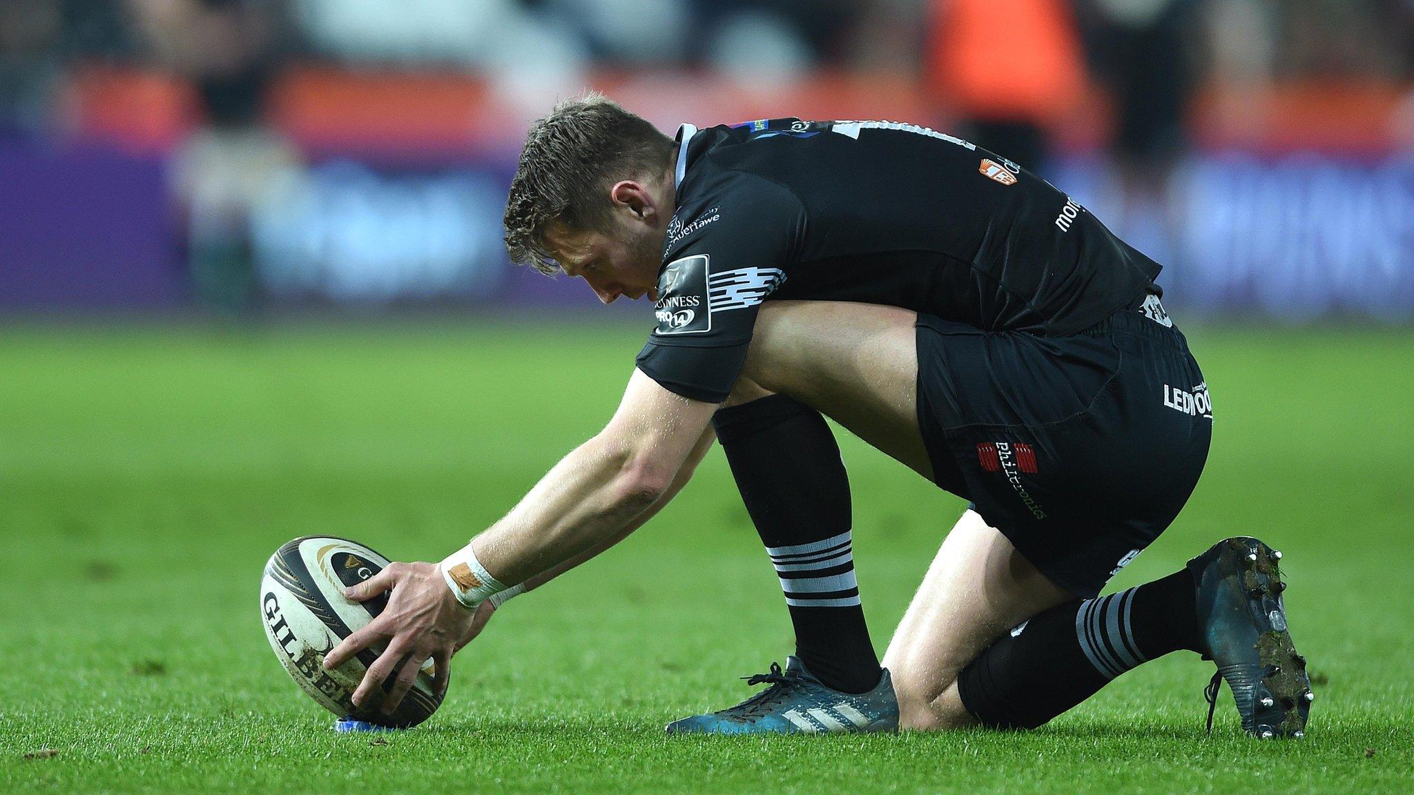 Dan Biggar kicking