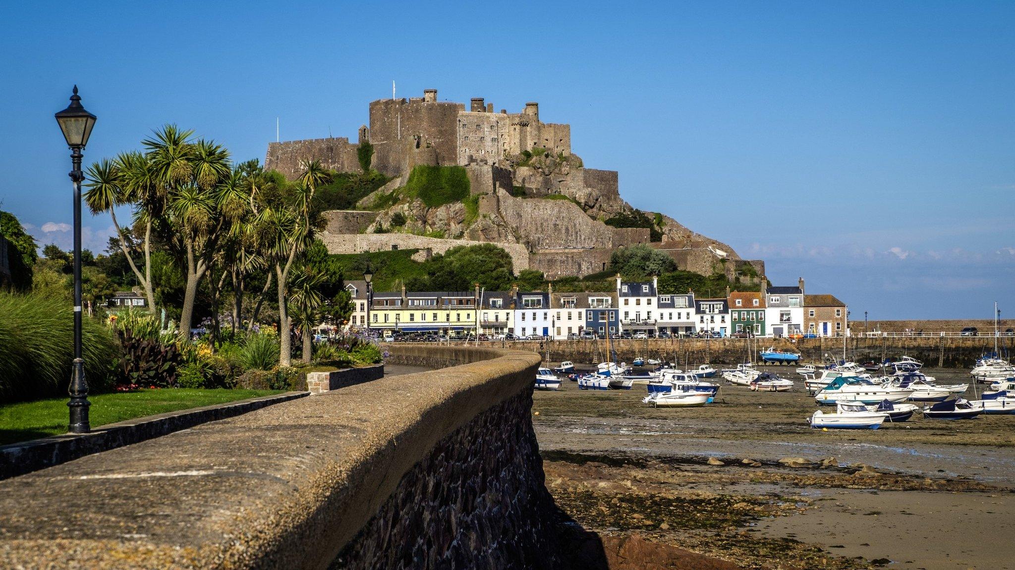 Award win for Mont Orgueil Castle's education team - BBC News