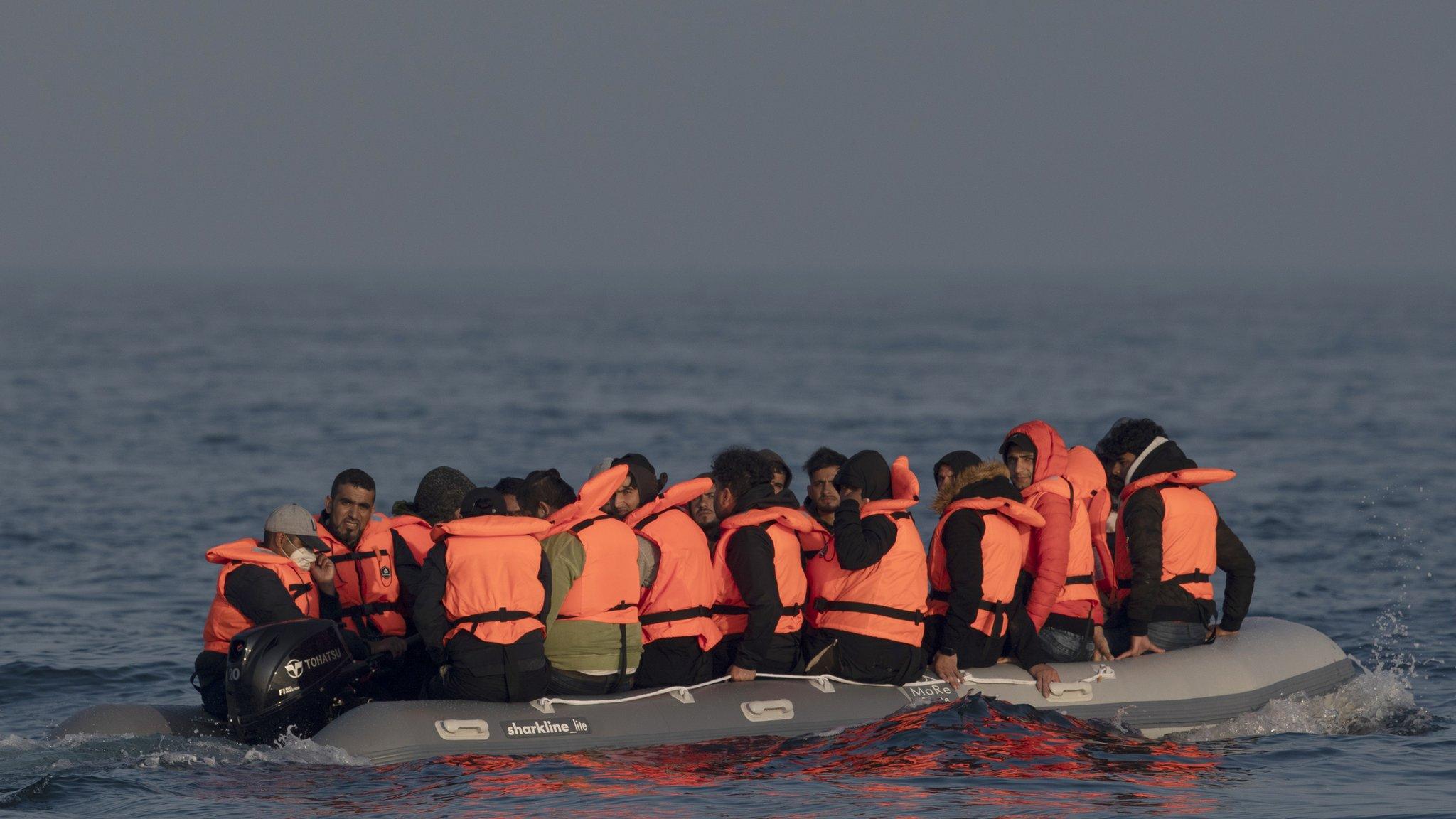 migrants-crossing-channel