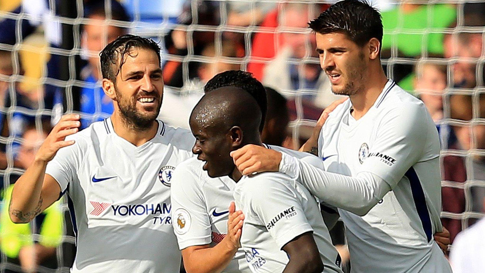 N'Golo Kante (centre)