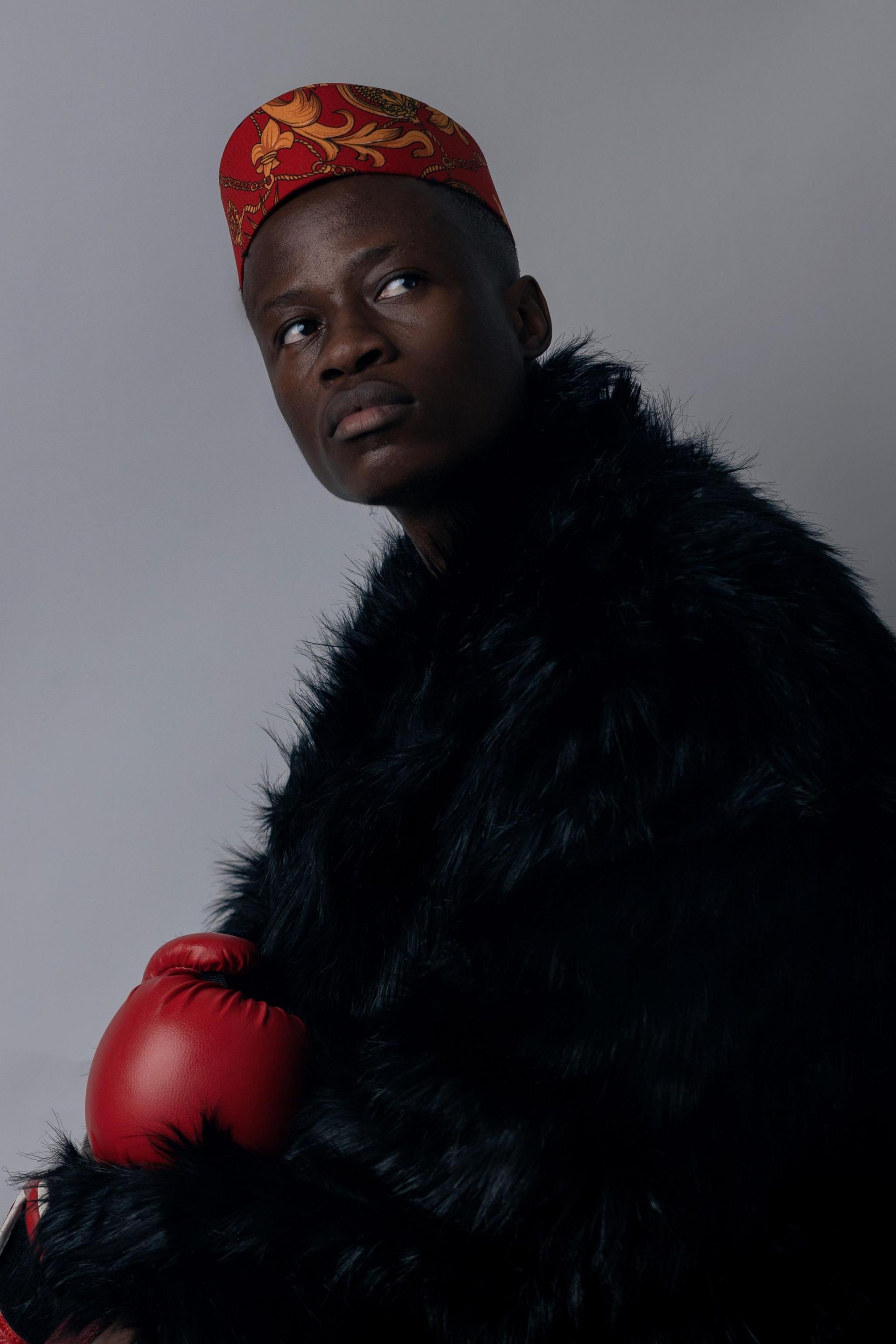 Dyn mewn het a menig bocsio coch