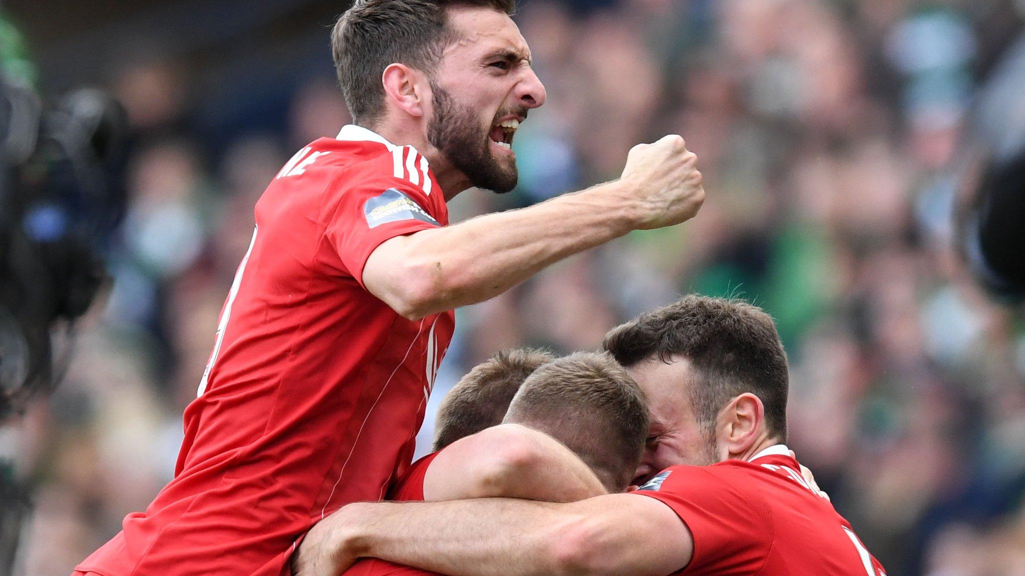 Graeme Shinnie celebrates with his team-mates after Jonny Hayes' late winner