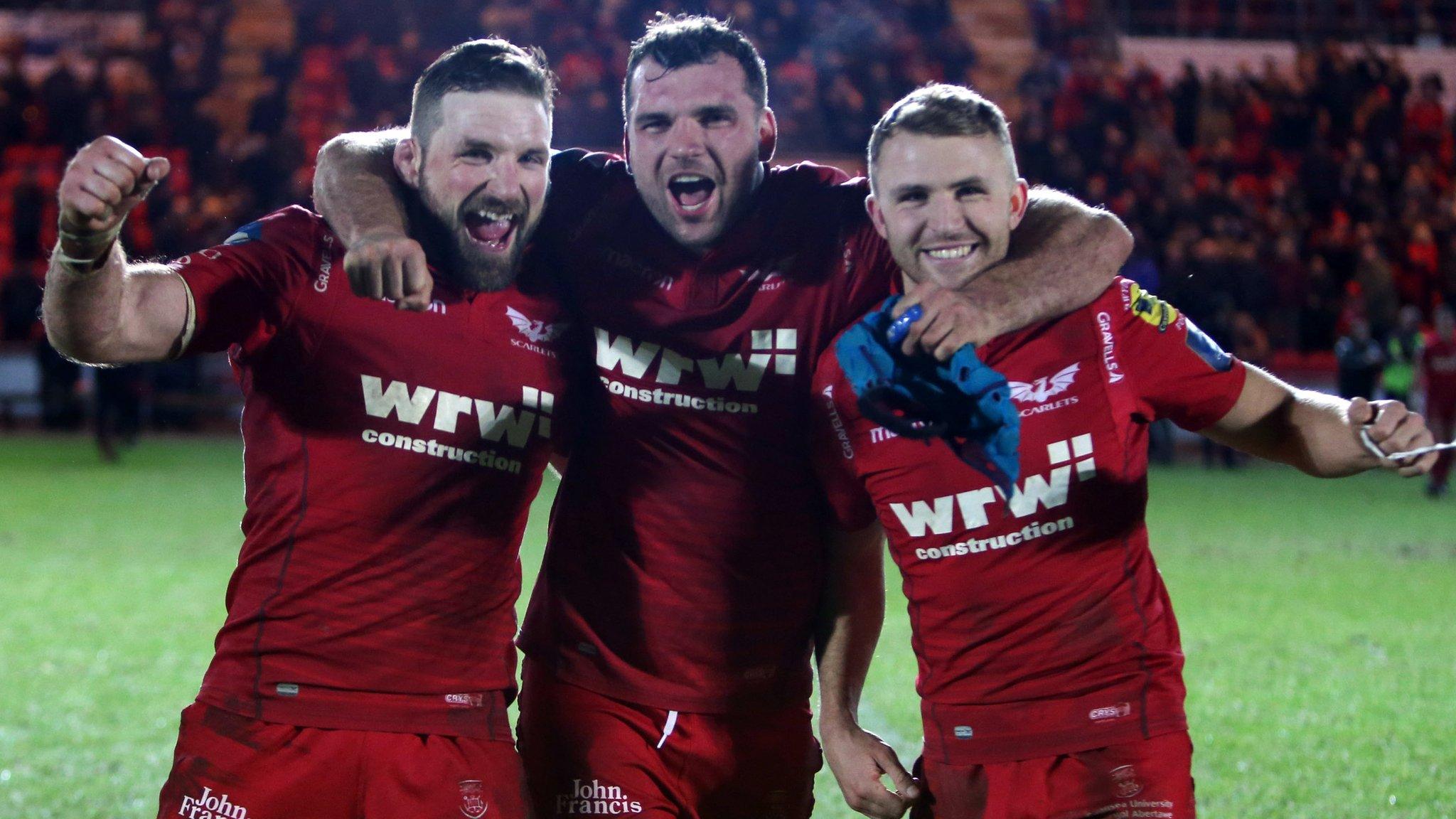 John Barclay, Tadhg Beirne and Tom Prydie of Scarlets celebrate