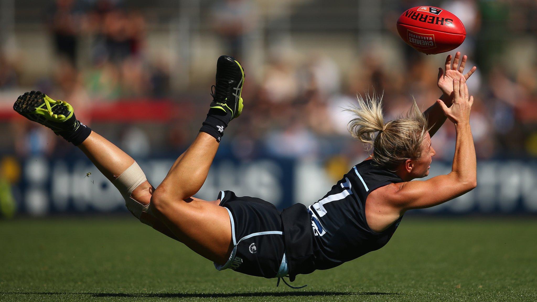 MELBOURNE, AUSTRALIA - MARCH 23: Katie Loynes of the Blues attempts to mark the ball during the AFLW Preliminary Final match between the Carlton Blues and the Fremantle Dockers at Ikon Park on March 23, 2019 in Melbourne, Australia. (Photo by Mike Owen/Getty Images)