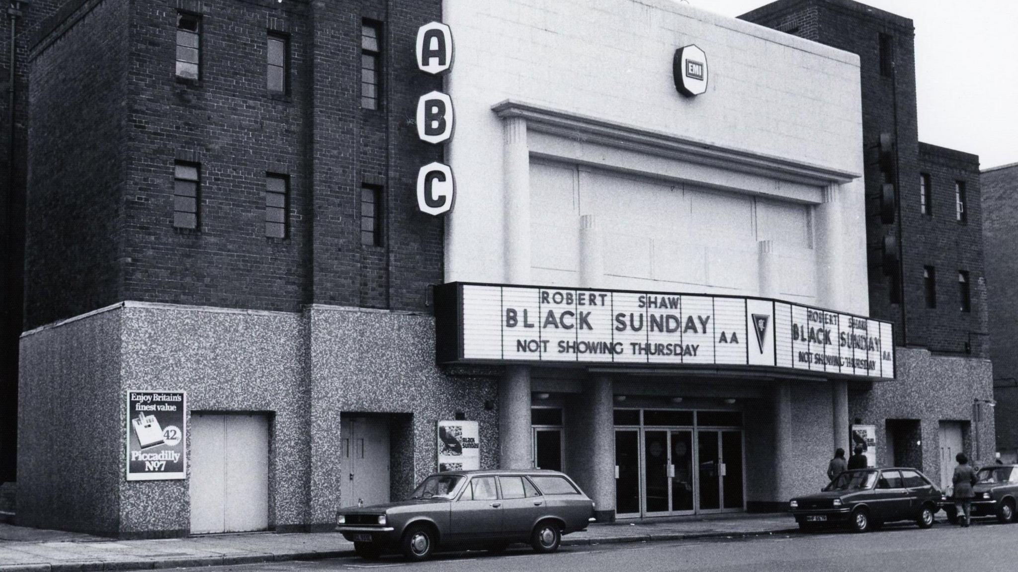 Black and white image of ABC Cinema on Argyle Street with signs advertising the Black Sunday movie starring Robert Shaw