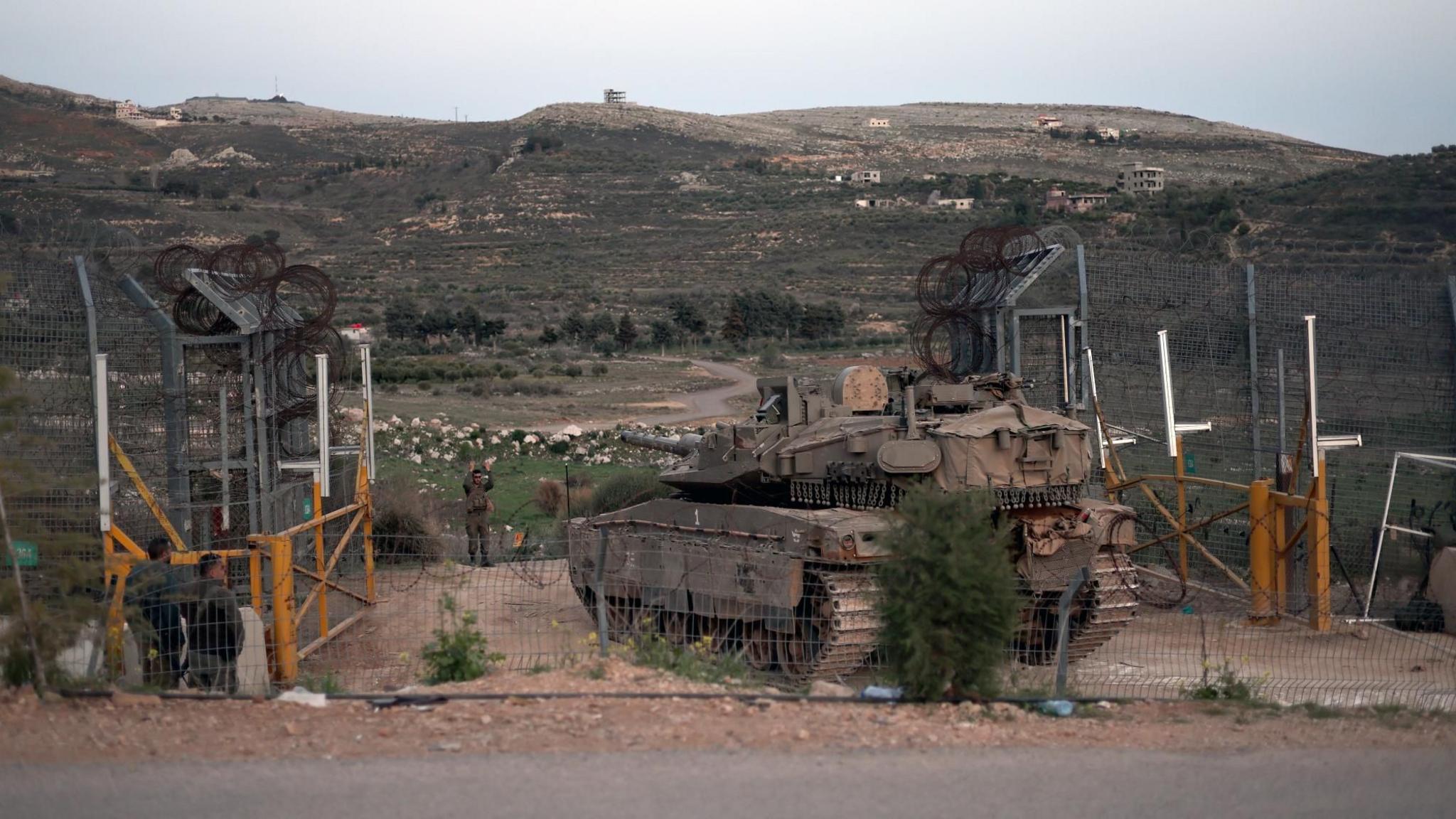 An Israeli tank prepares to enter the demilitarized zone between the Israeli-occupied Golan Heights and Syria, near the Druze village of Majdal Shams (17 March 2025)
