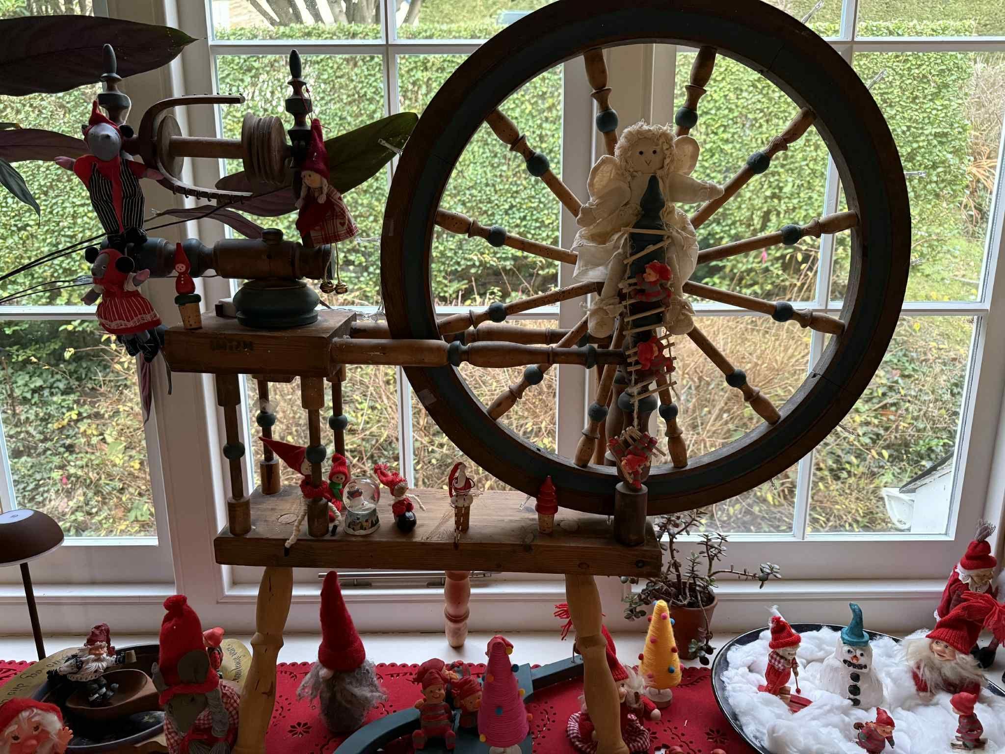 Troell nyddu gyda addurniadau Nadolig