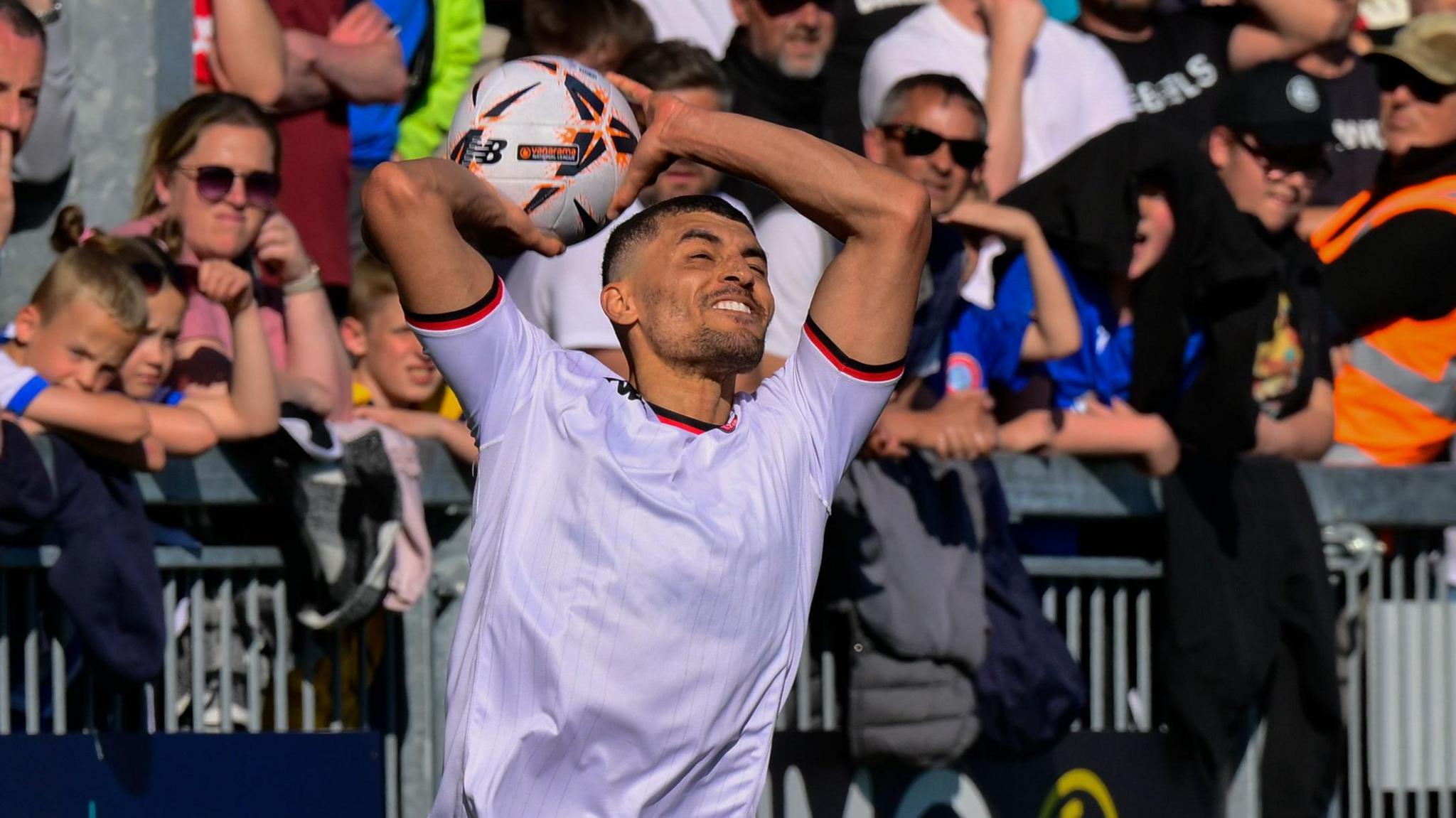 Christian Oxlade-Chamblerain takes a long throw