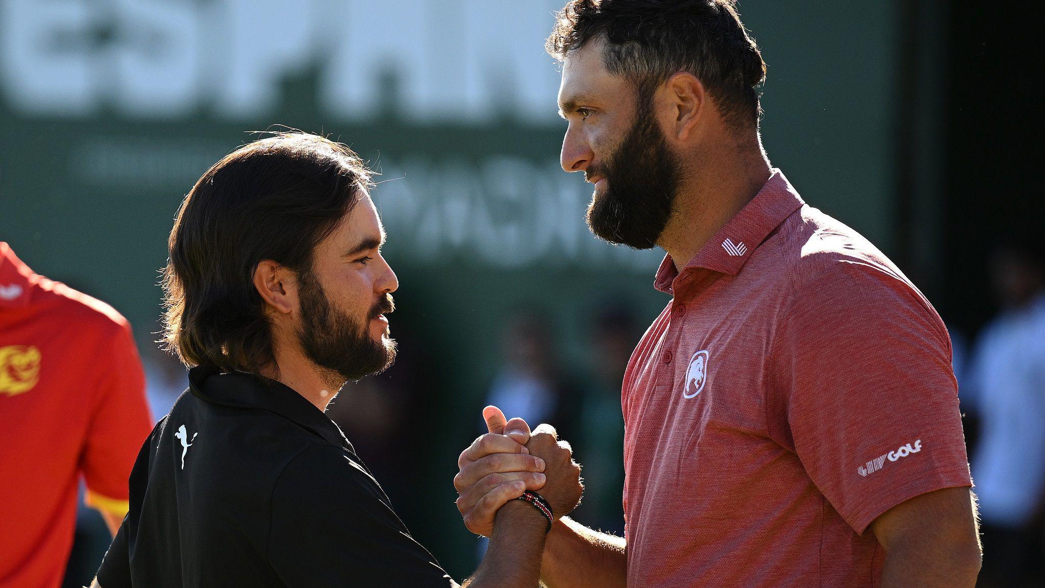 Angel Hidalgo shakes hands with Jon Rahm