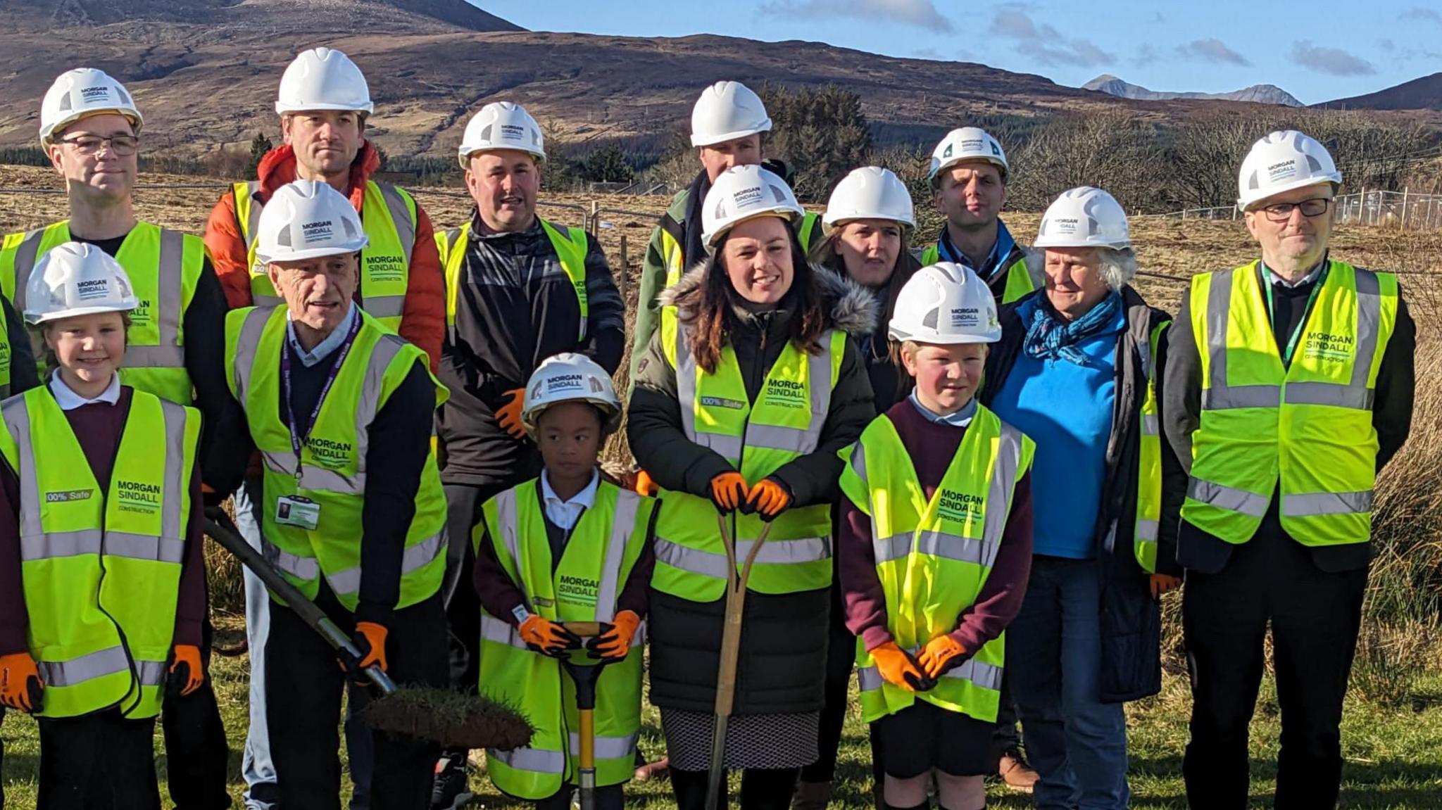 Ceit Fhoirbeis le spaid na làimh agus clann-sgoile timcheall oirre