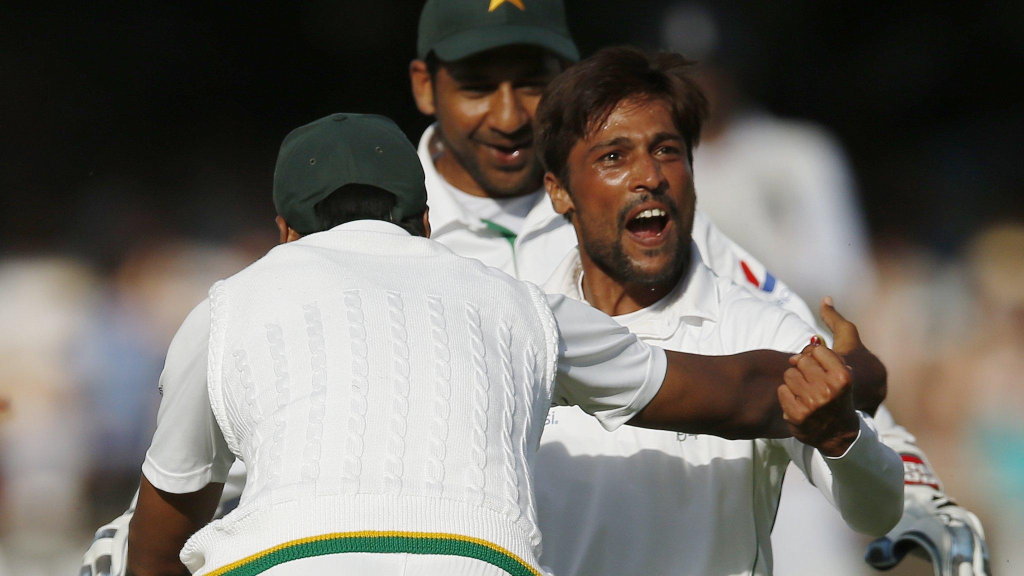 Mohammad Amir and Sarfraz Ahmed celebrate