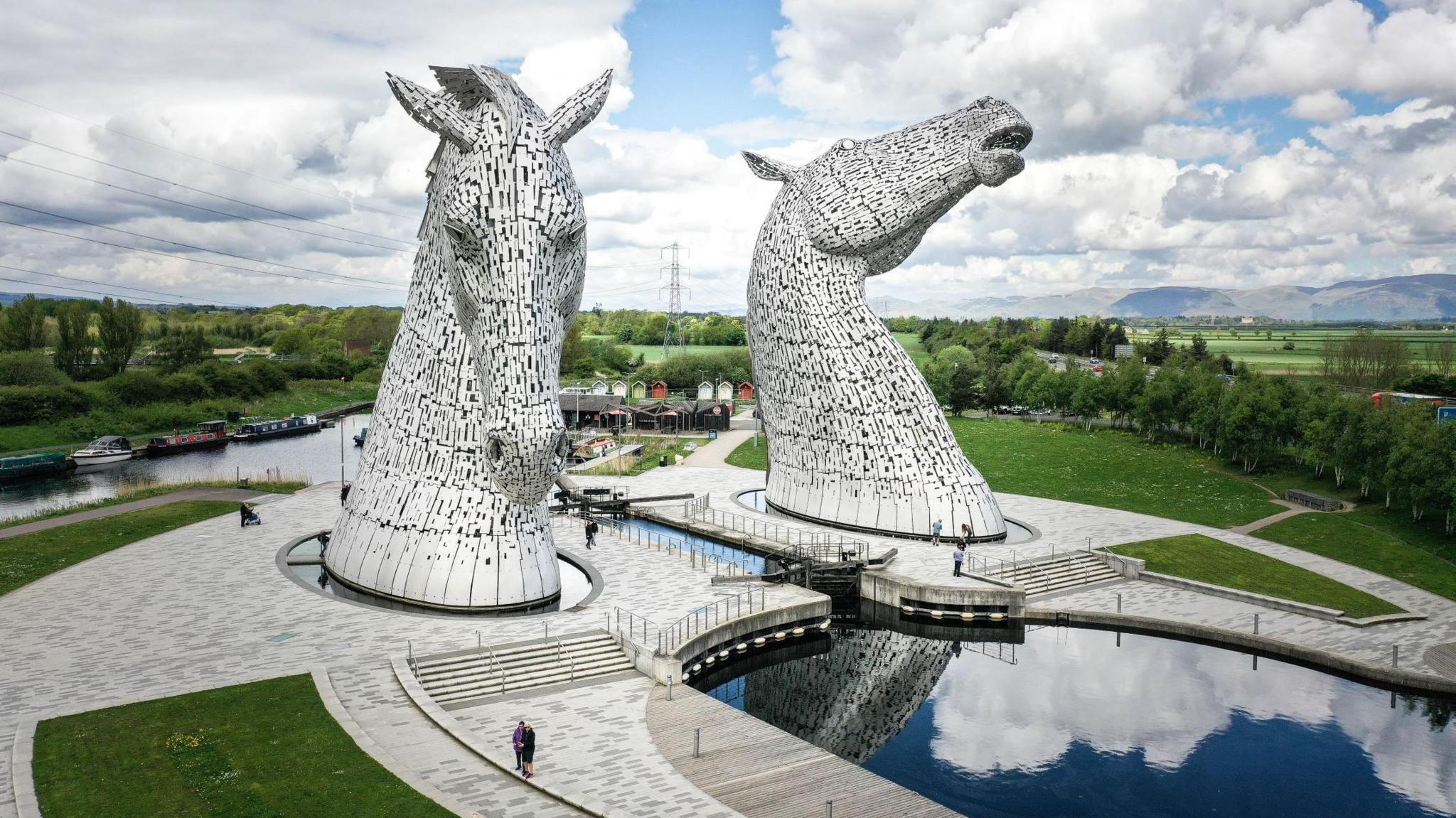 The Kelpies: Ten years of the world's largest horse sculptures - BBC News