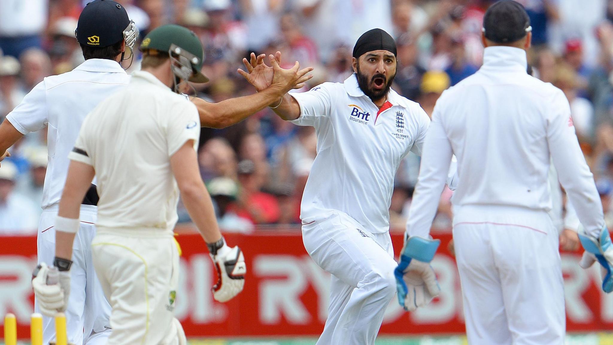 England spinner Monty Panesar (2nd R) celebrates dismissing Australian batsman Steven Smith 