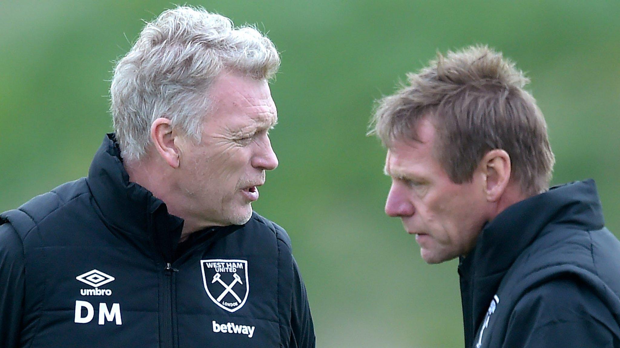 West Ham manager David Moyes speaks to assistant Stuart Pearce.