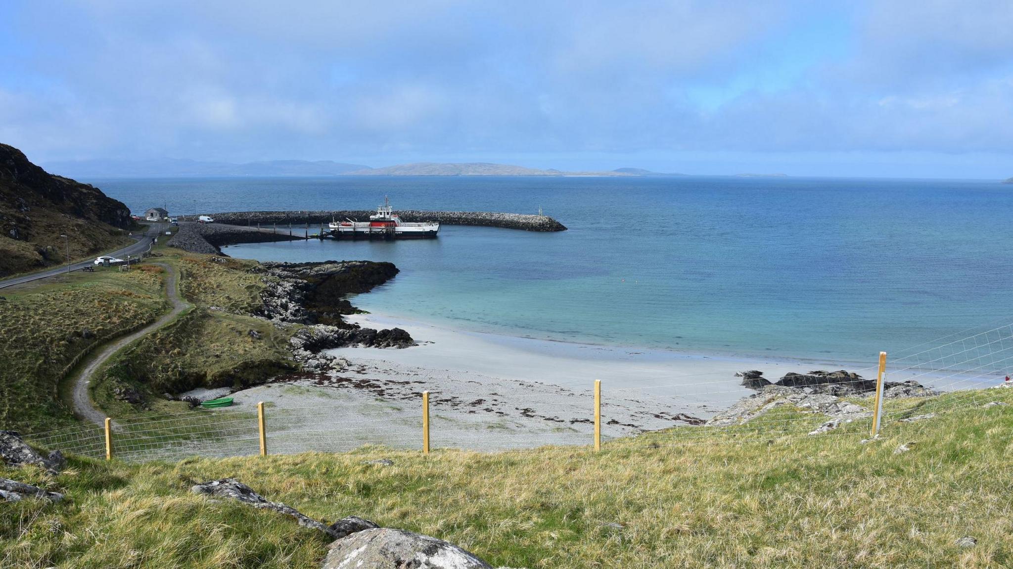 Coileag a' Phrionnsa ann an Èireisgeigh, am bàta-aiseig a tha a' dol tarsainn Caolas Bharraigh, agus Barraigh fada às 
