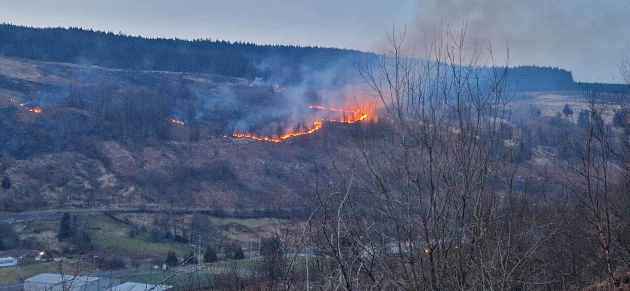 Llun o dân ar fynydd Glyncorrwg