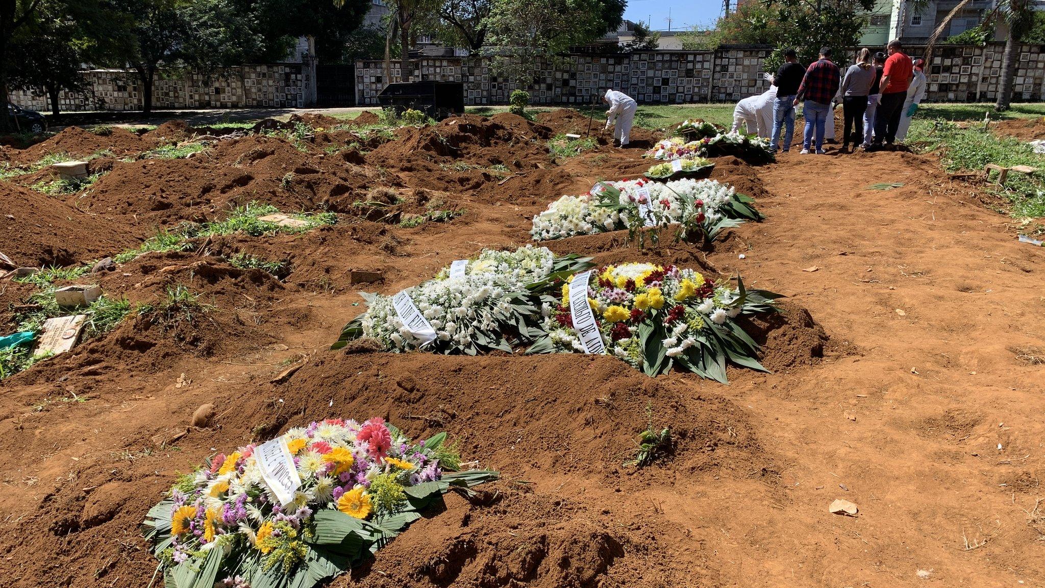 Maria Odete's family at the graveyard