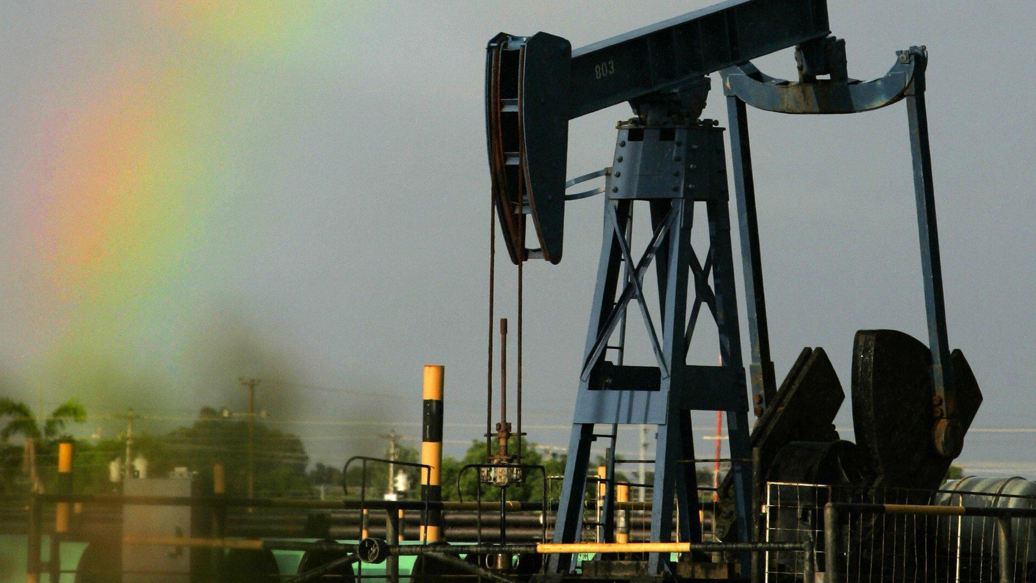 Oil pump in Cabimas village on the outskirts of Maracaibo, Zulia state, Venezuela, 2 December 2006.