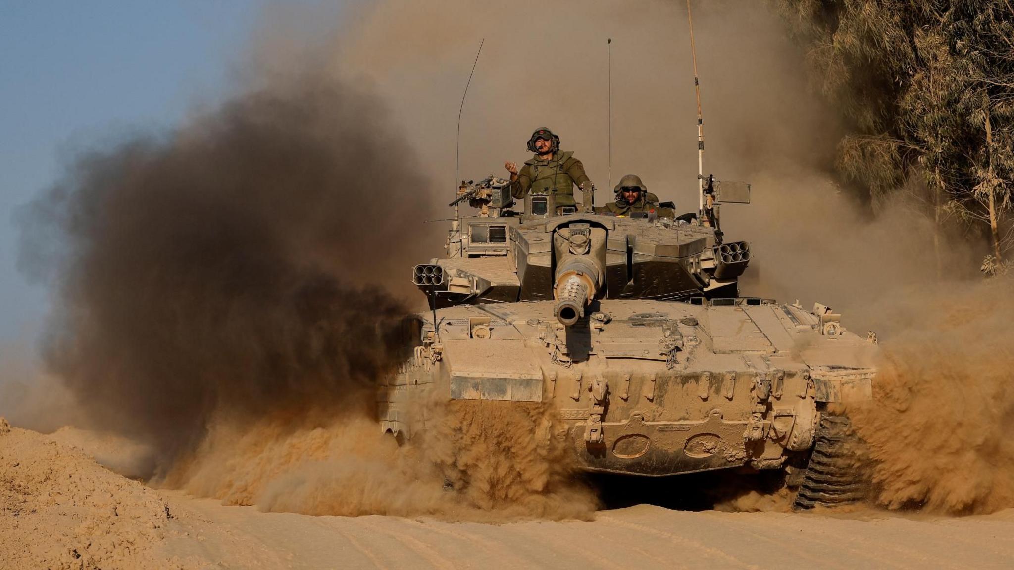 An Israeli tank manoeuvres near the Israel-Gaza border (8 July 2024) 