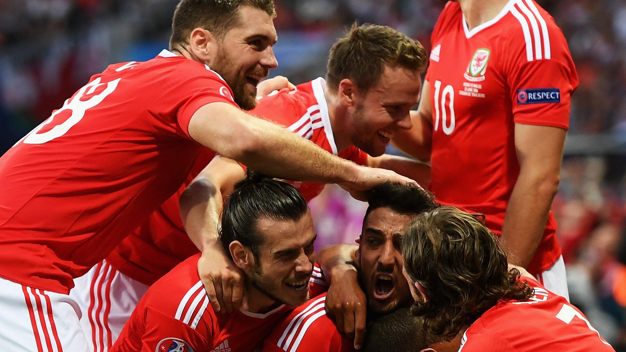 wales celebrate v russia euro 2016