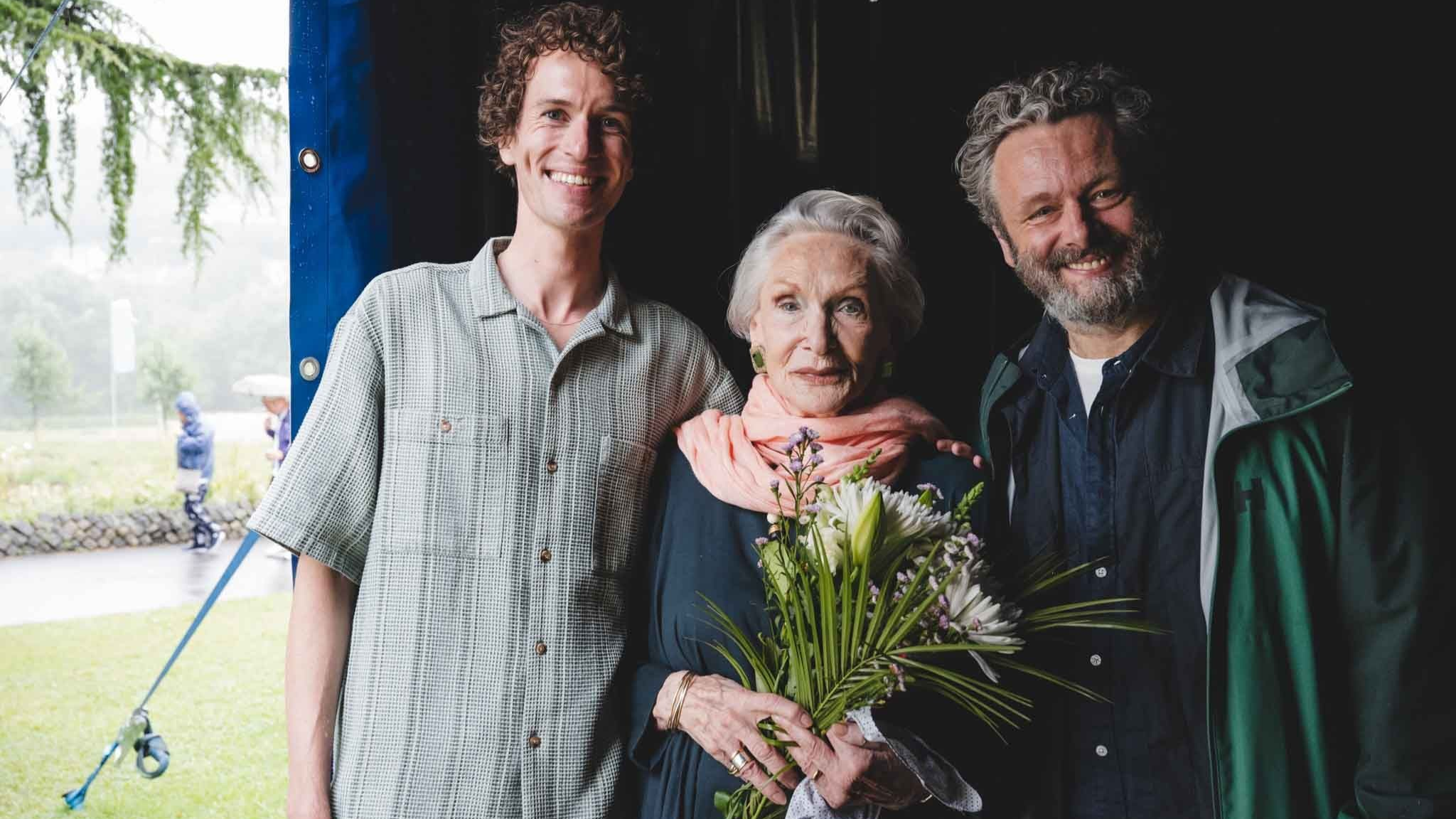 Steffan Donnelly, Siân Phillips a Michael Sheen gefn llwyfan y Babell Lên ddydd Sadwrn