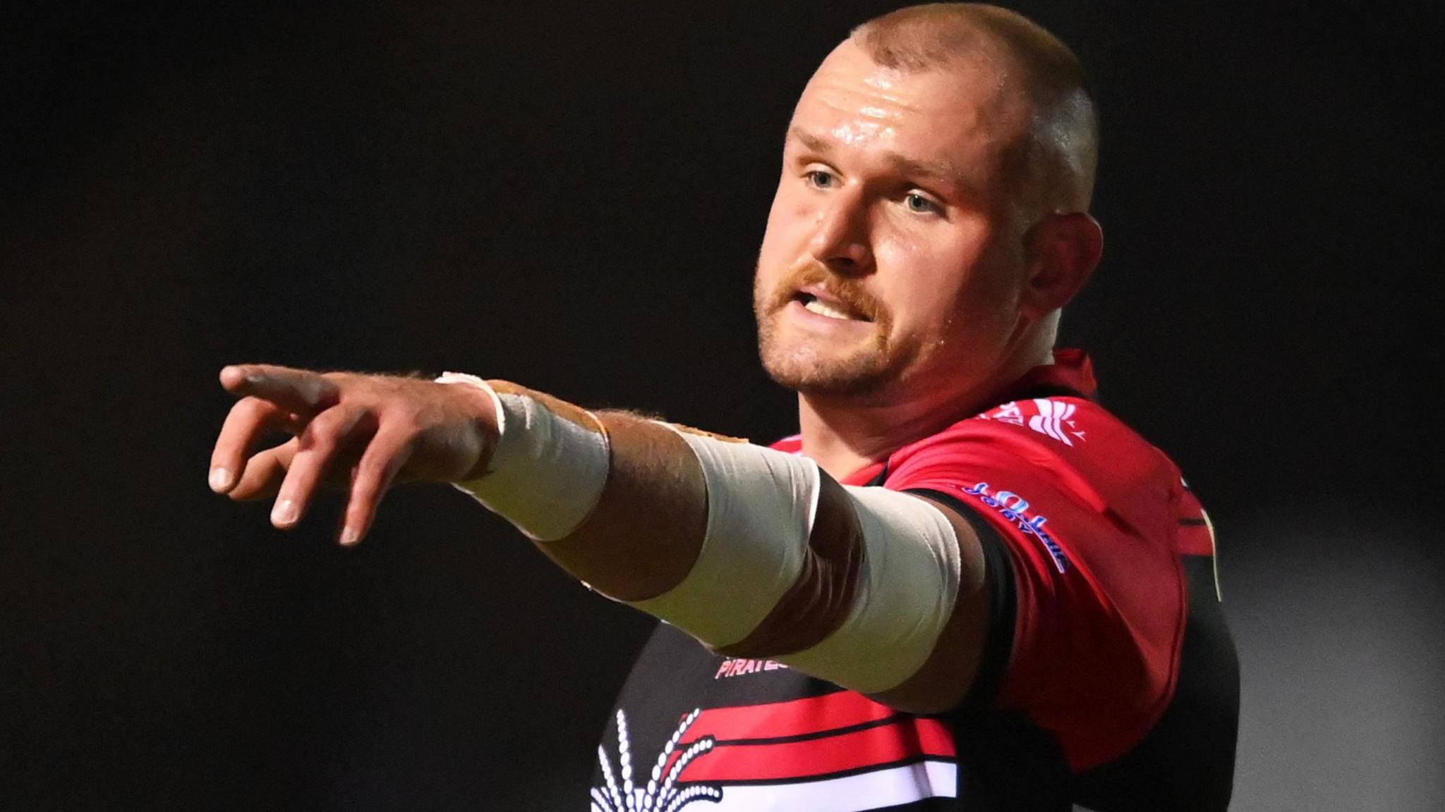 Alex Everett playing for Cornish Pirates.