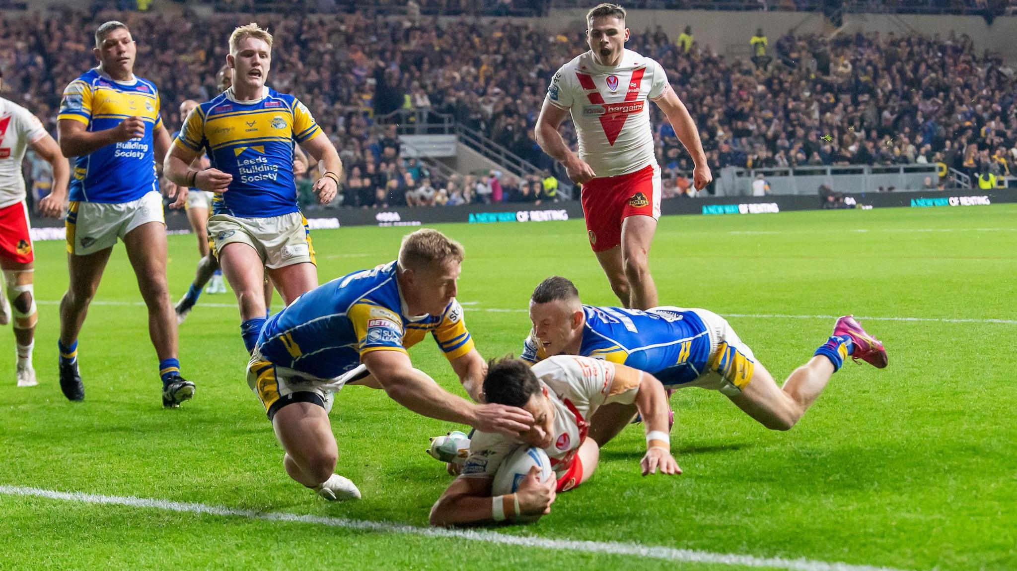 Shane Wright scored St Helens' winning try against Leeds