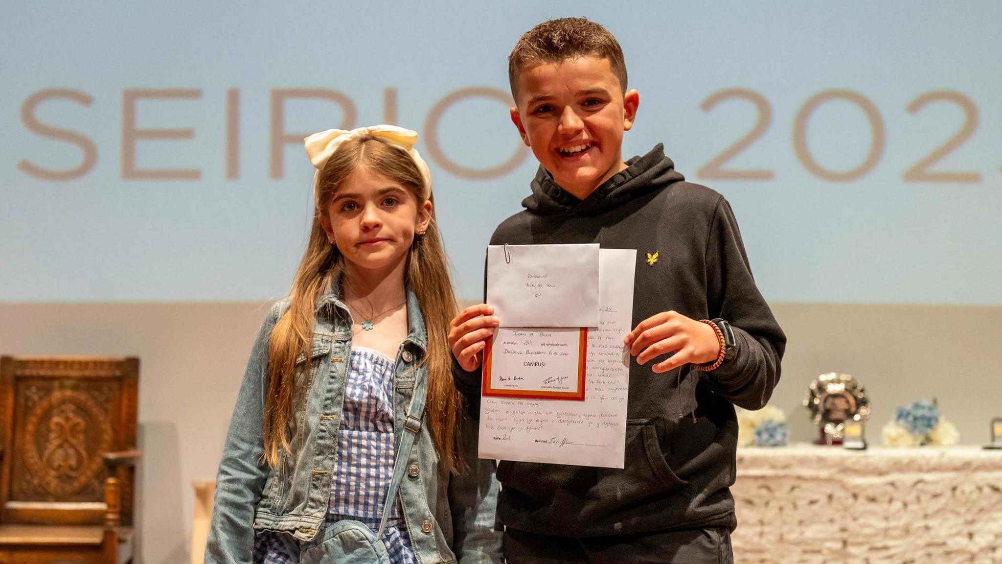Ioan a Becca wedi iddynt gystadlu