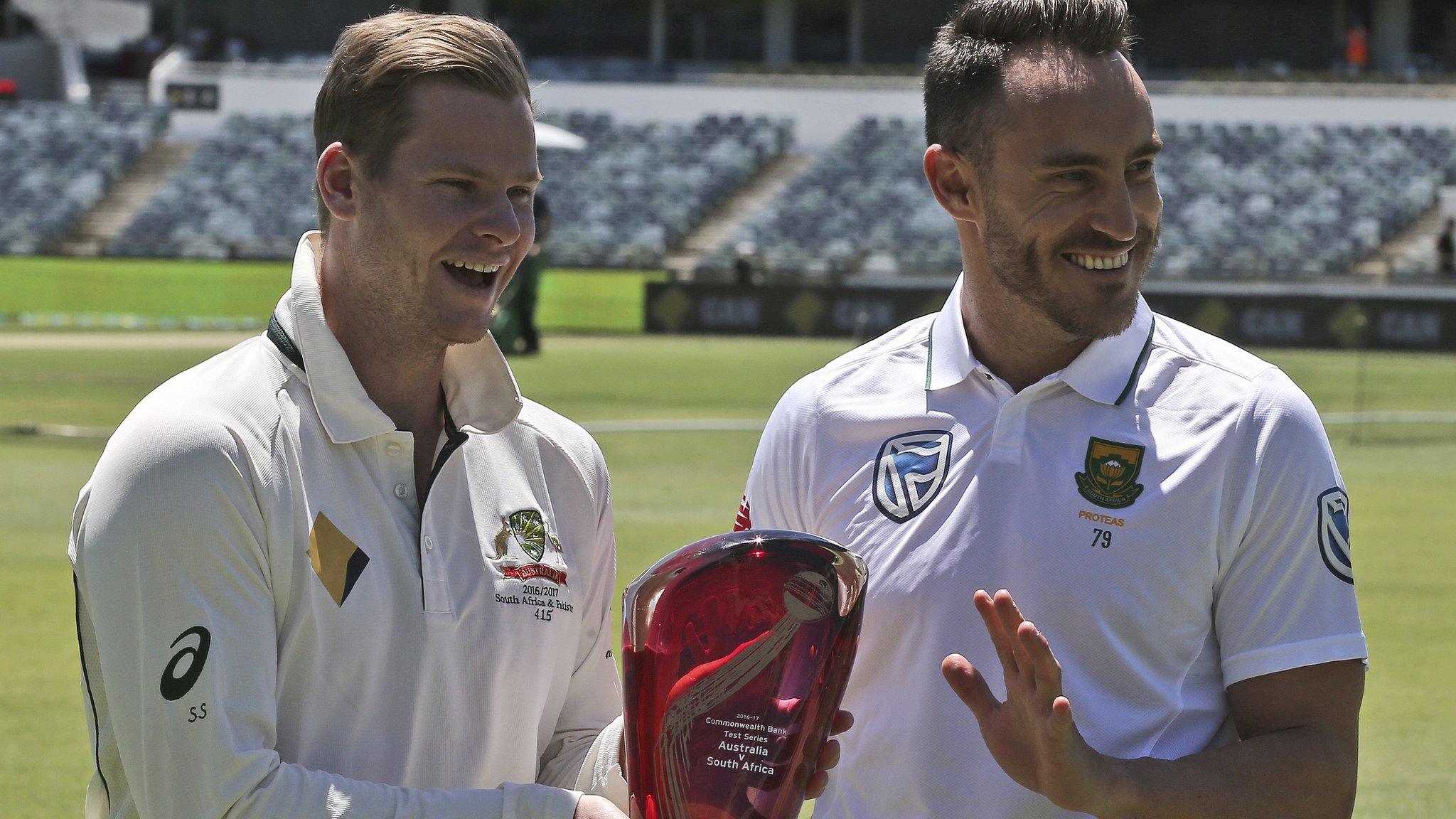 Captains Steve Smith and Faf du Plessis with the Test series trophy