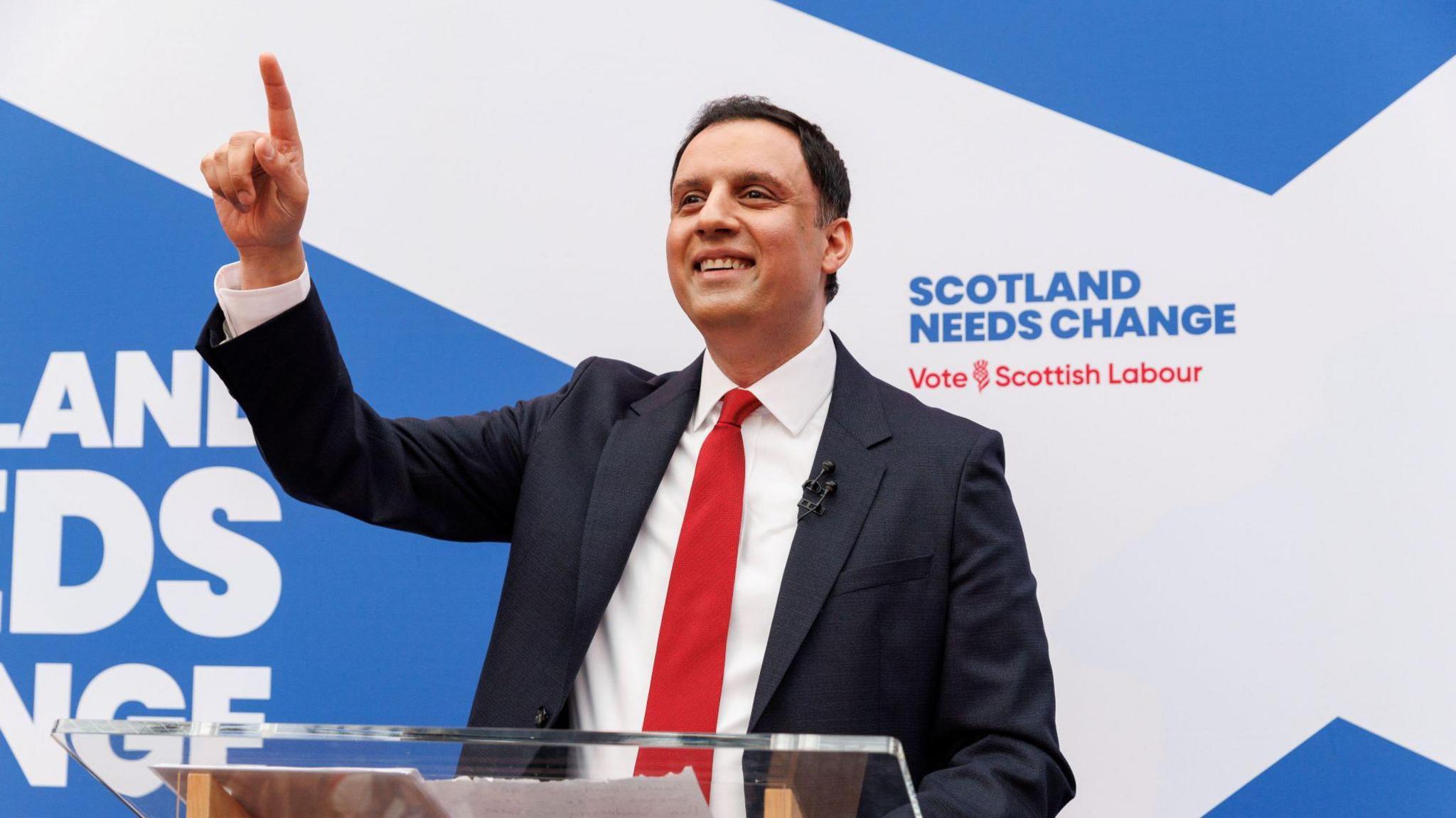 Anas Sarwar aig cur air bhog iomairt nan Làbarach